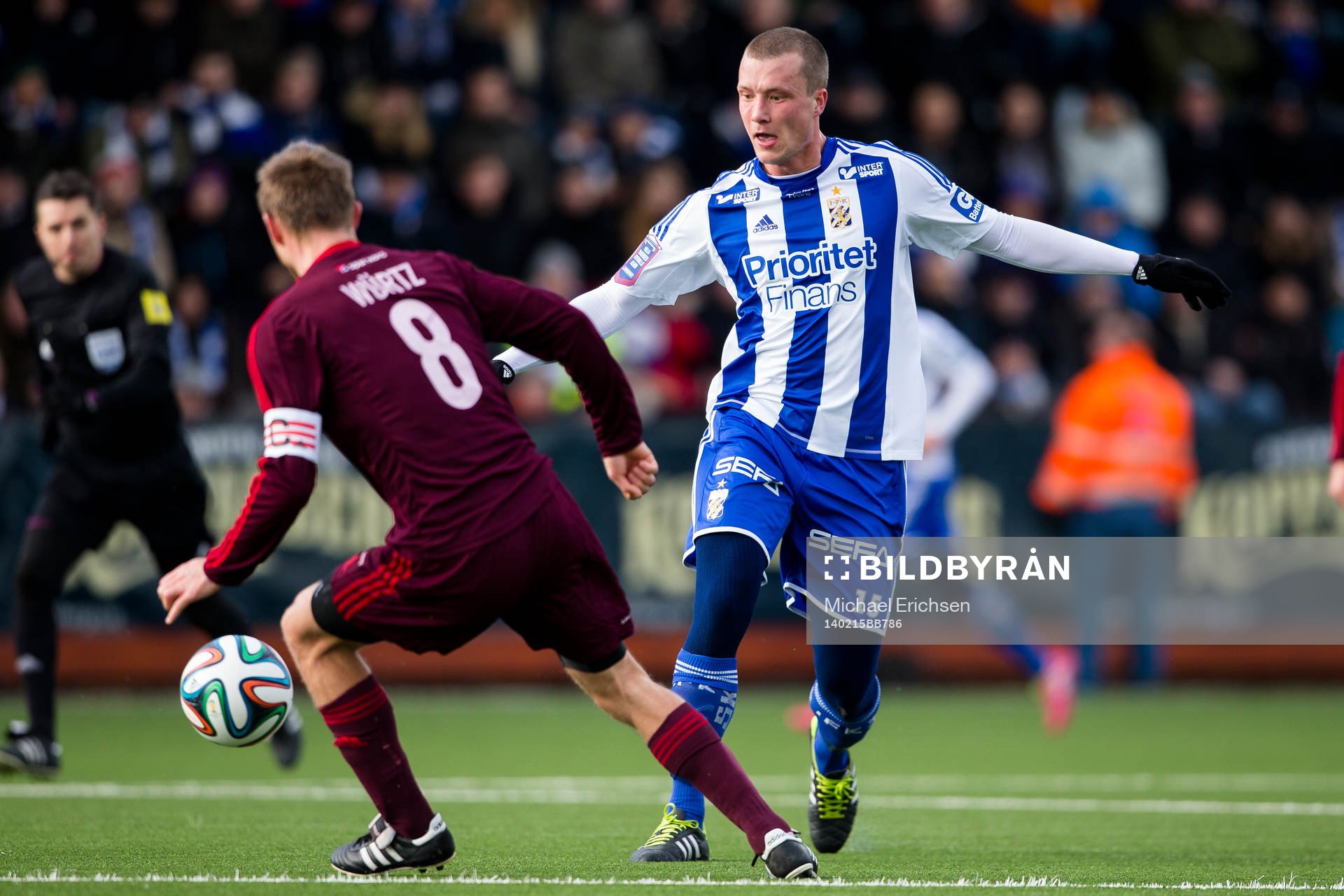 IFK Göteborgs Jakob Johansson vinner boll på mitten