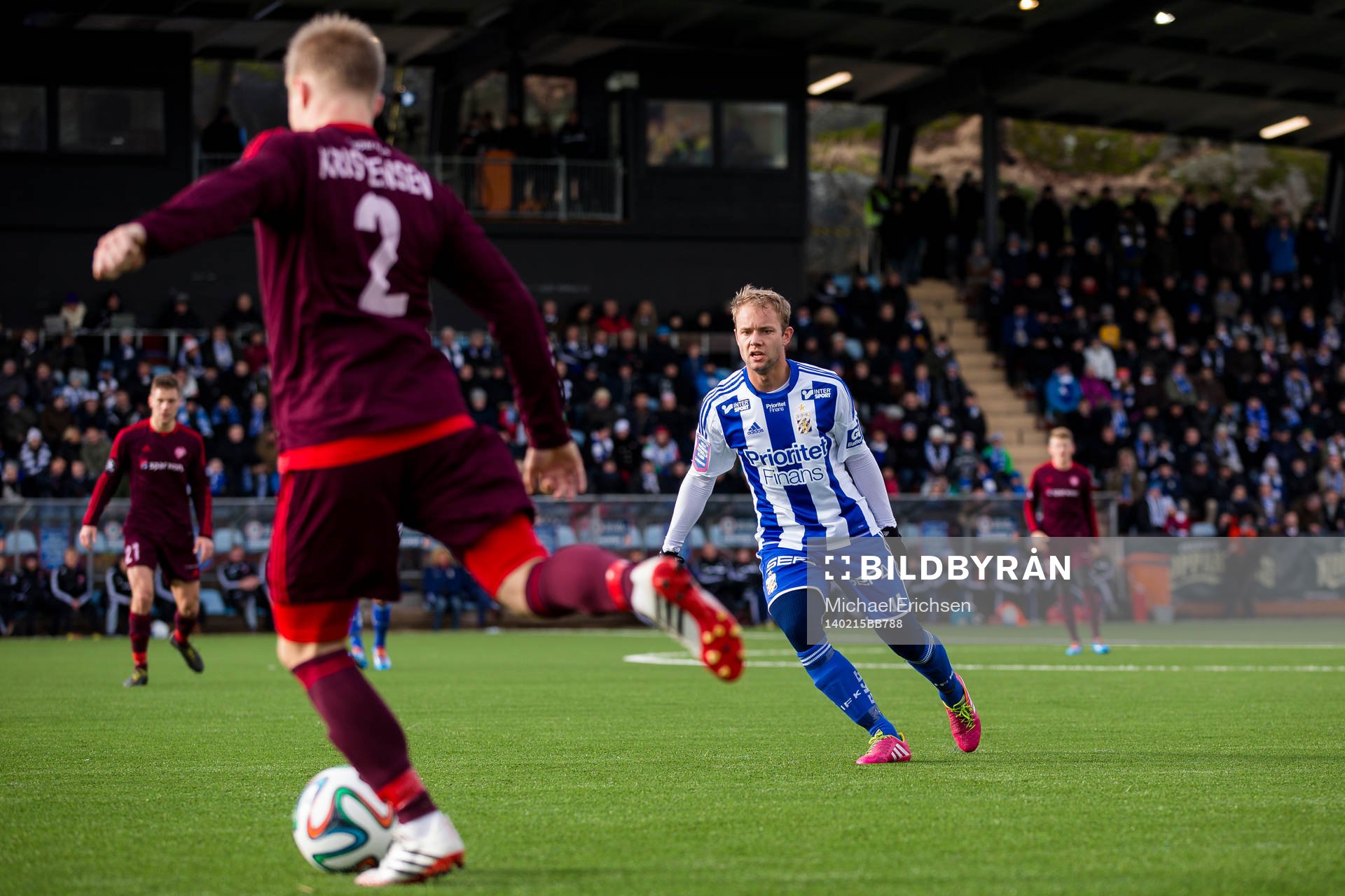 IFK Göteborgs Robin Söder pressar Ålborgs försvar