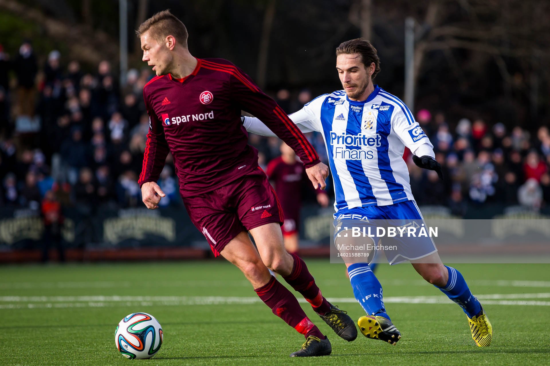 Ålborgs Kasper Risgård håller undan för IFK Göteborgs