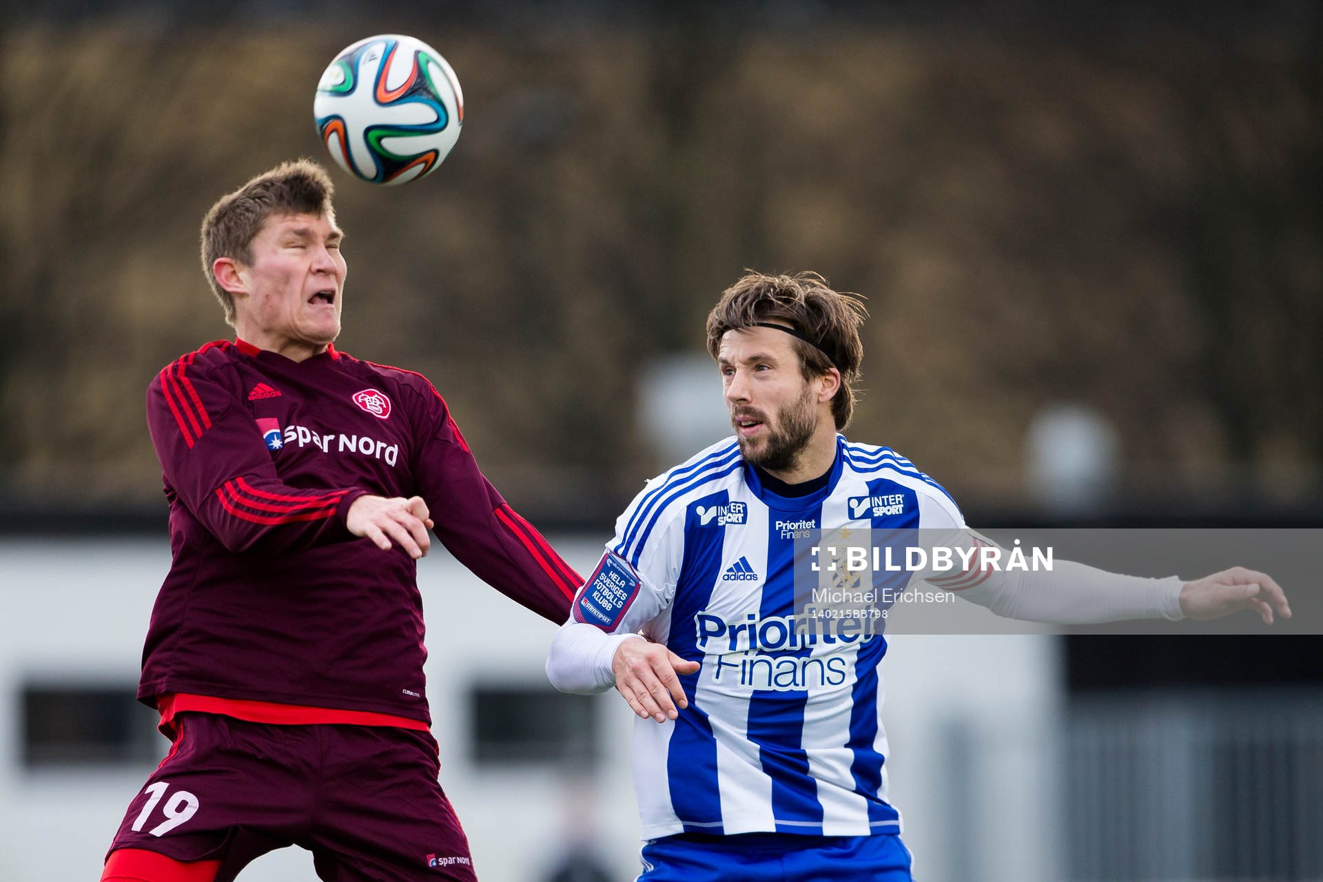 Ålborgs Sören Frederiksen vinner en nickduell mot IFK