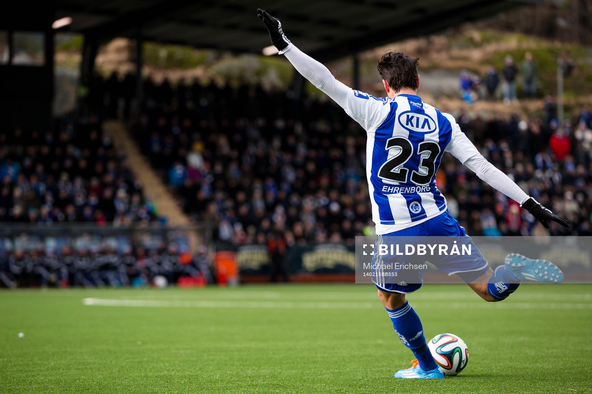 IFK Göteborgs Martin Smedberg-Dalence slår en frispark
