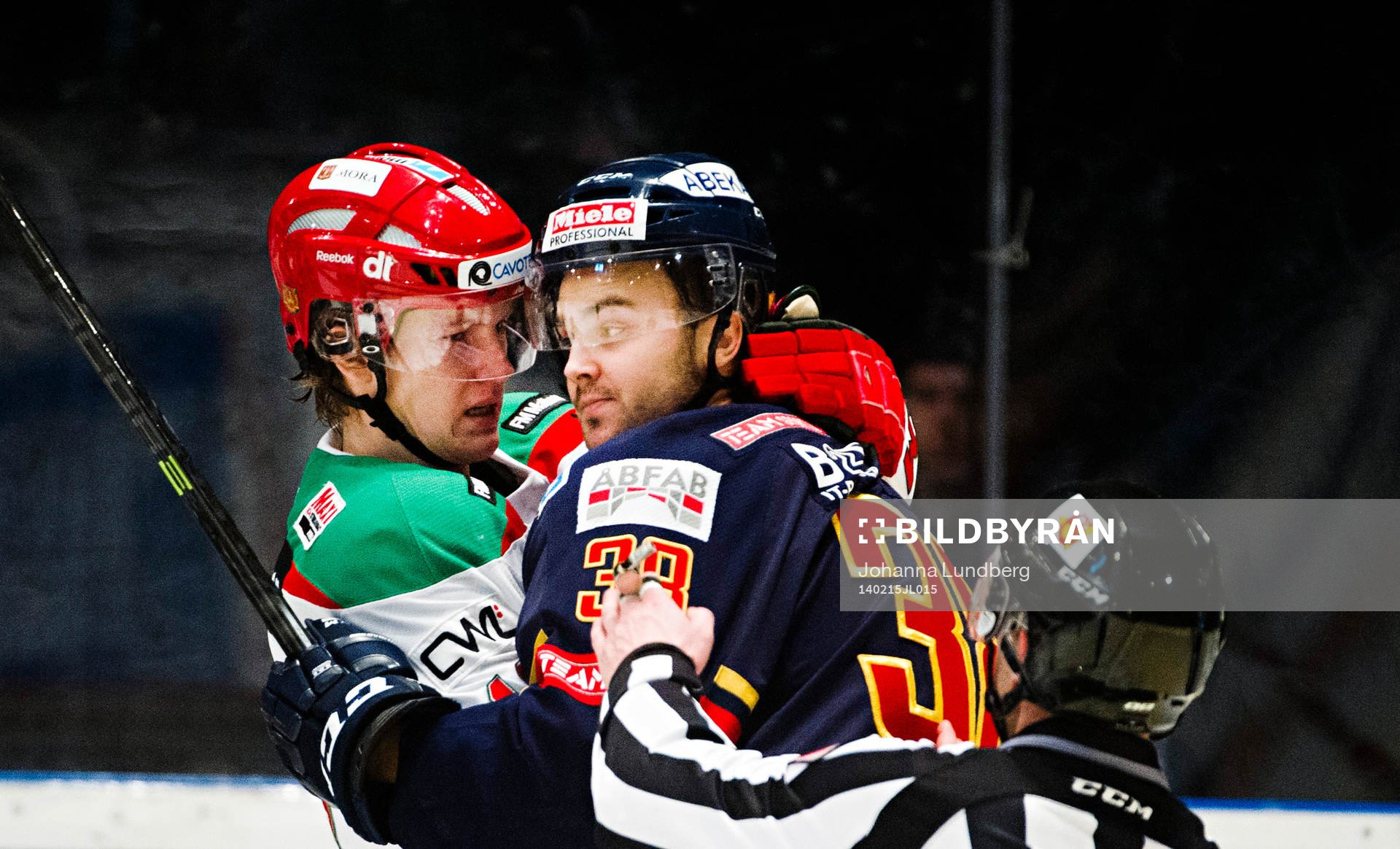 Moras Gustav Rydahl brottas med Djurgårdens Joakim Hagelin