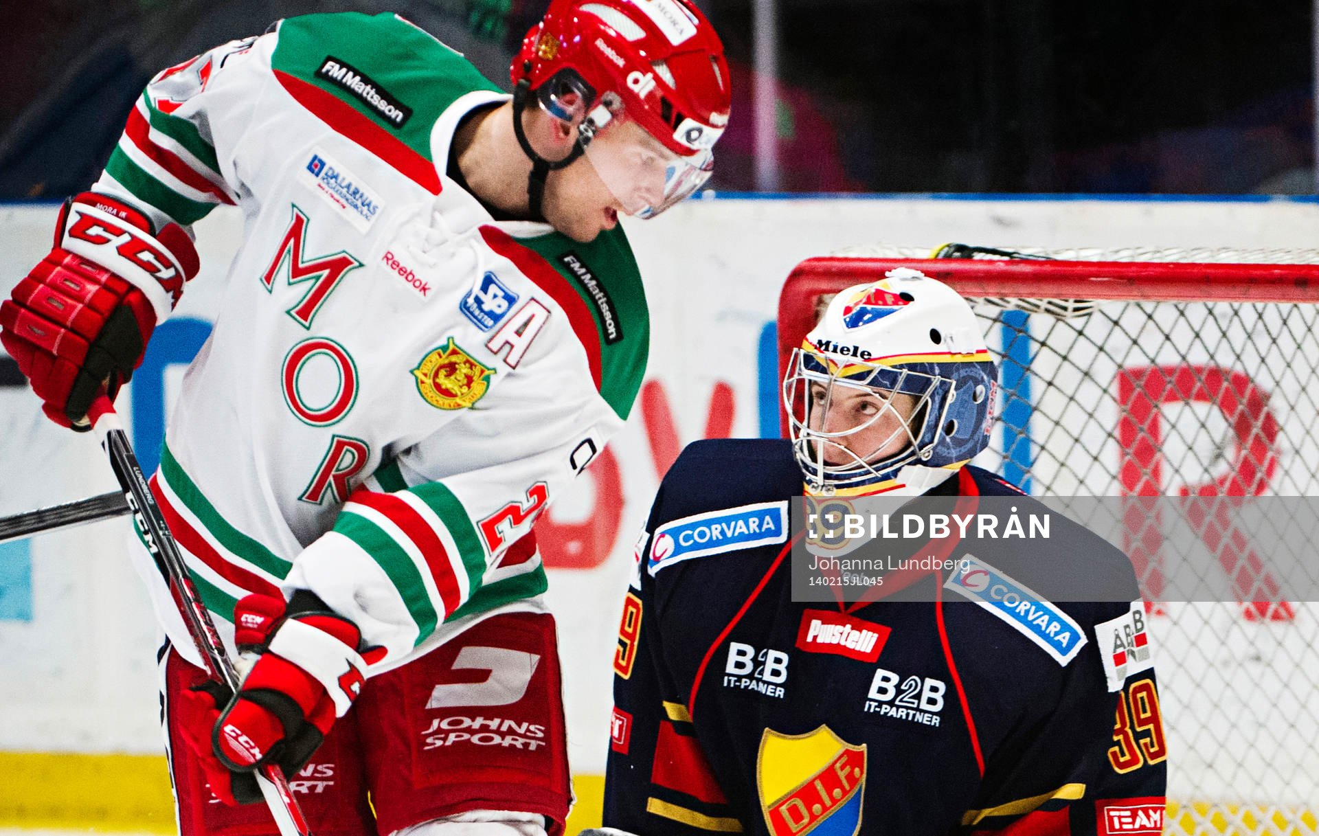 Moras Emil Lundberg och Djurgårdens målvakt Adam Reideborn