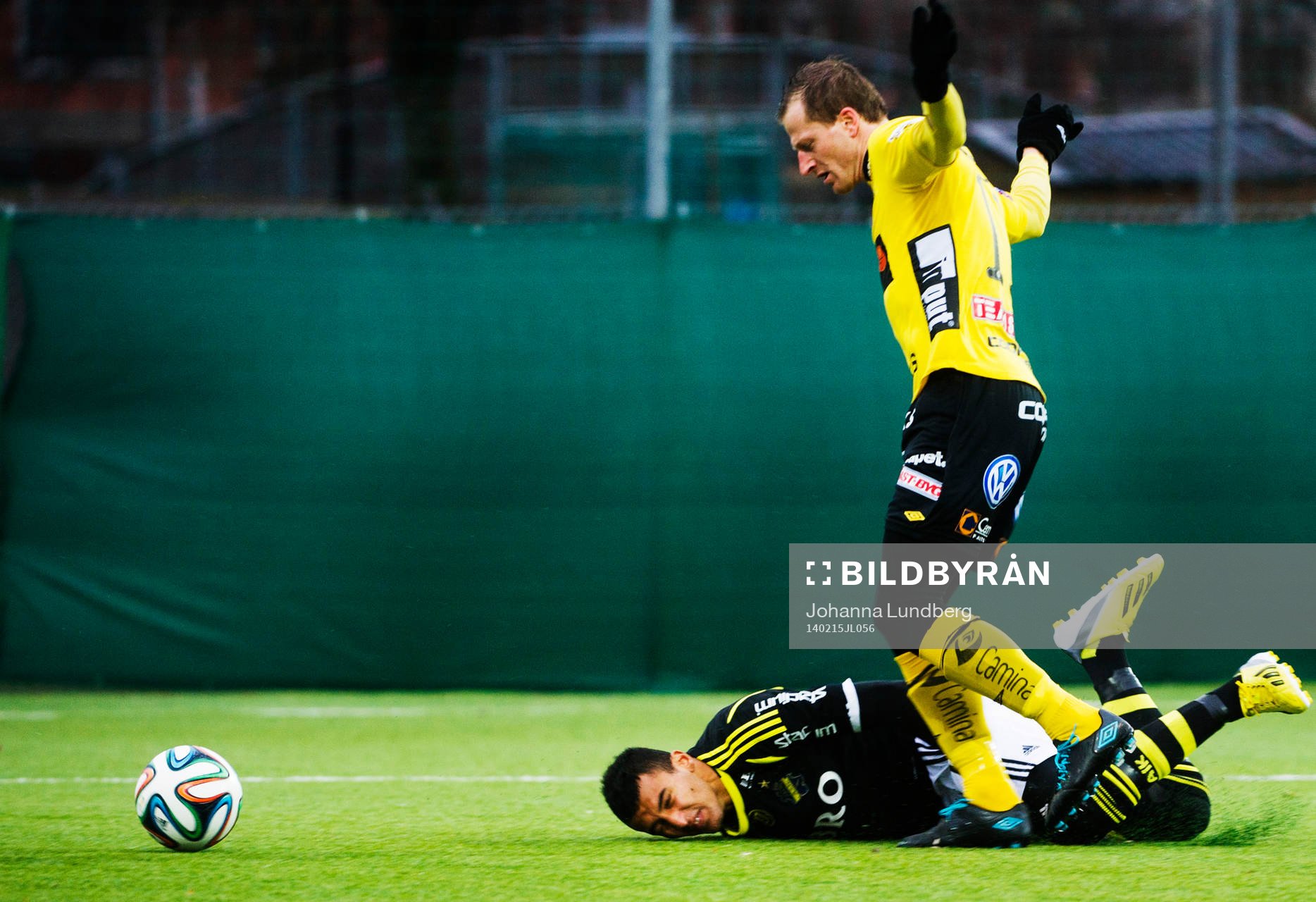 AIKs Nabil Bahoui fälls av Elfsborgs Daniel Mobaeck