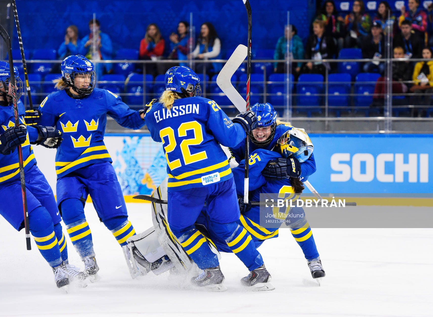De svenska spelarna kastar sig över målvakten Valentina