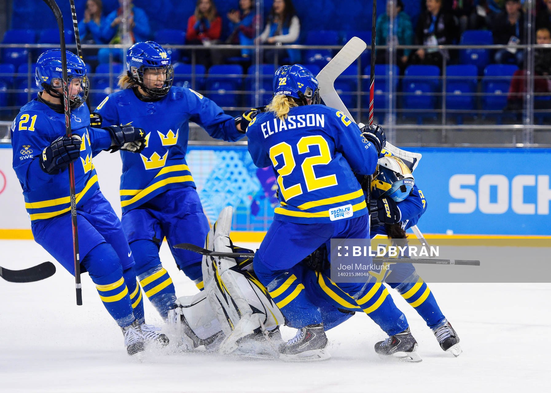 De svenska spelarna kastar sig över målvakten Valentina