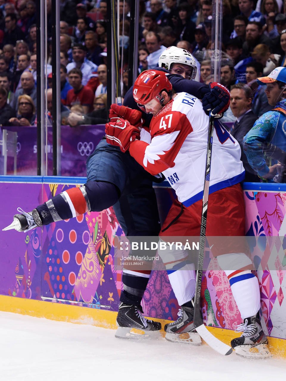 s Brooks Orpik i en närkamp med Rysslands Alexander