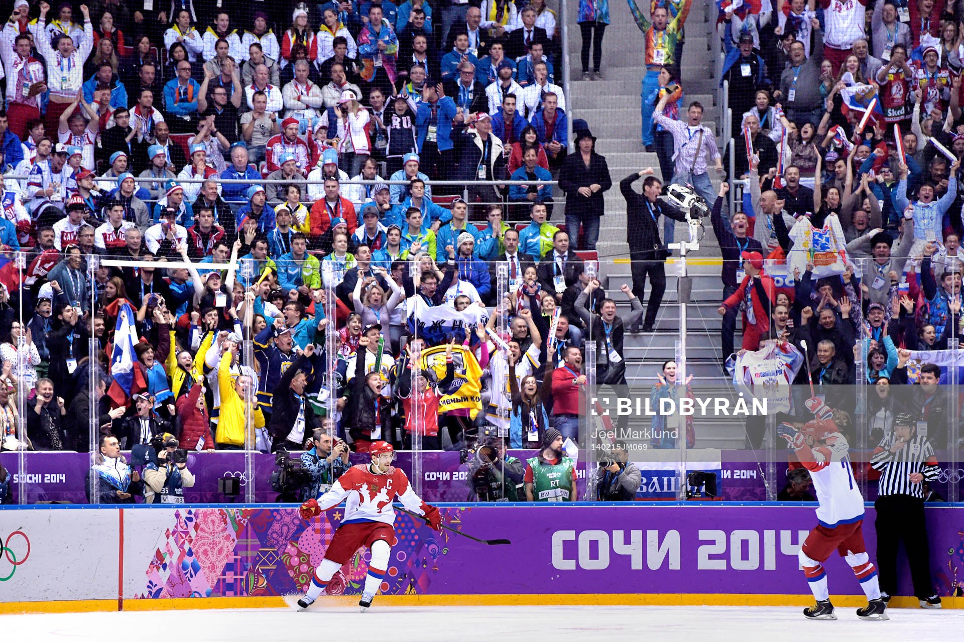 Rysslands Pavel Datsyuk (tv) jublar