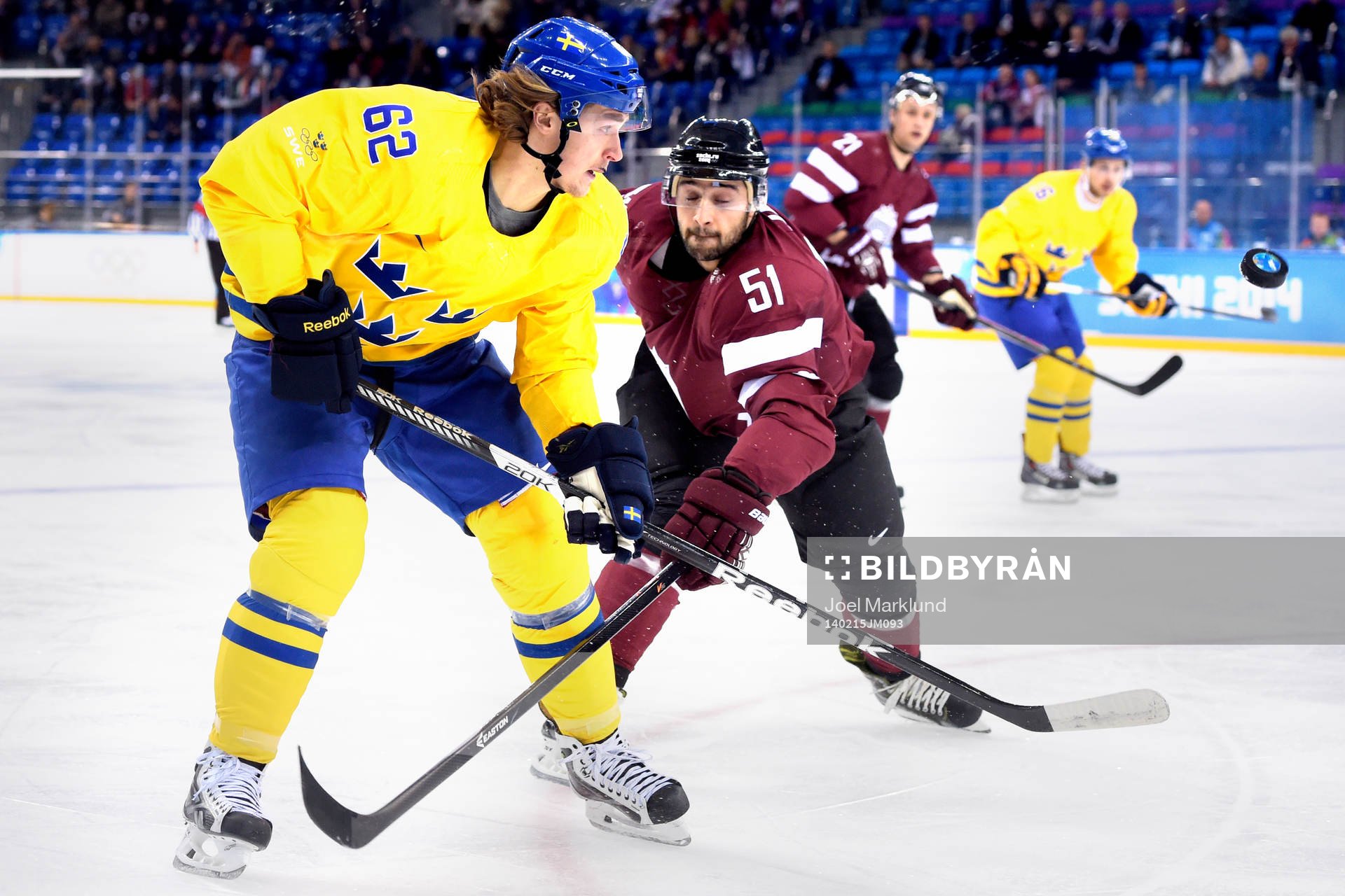 Sveriges Carl Hagelin jagas av Lettlands Koba Jass i