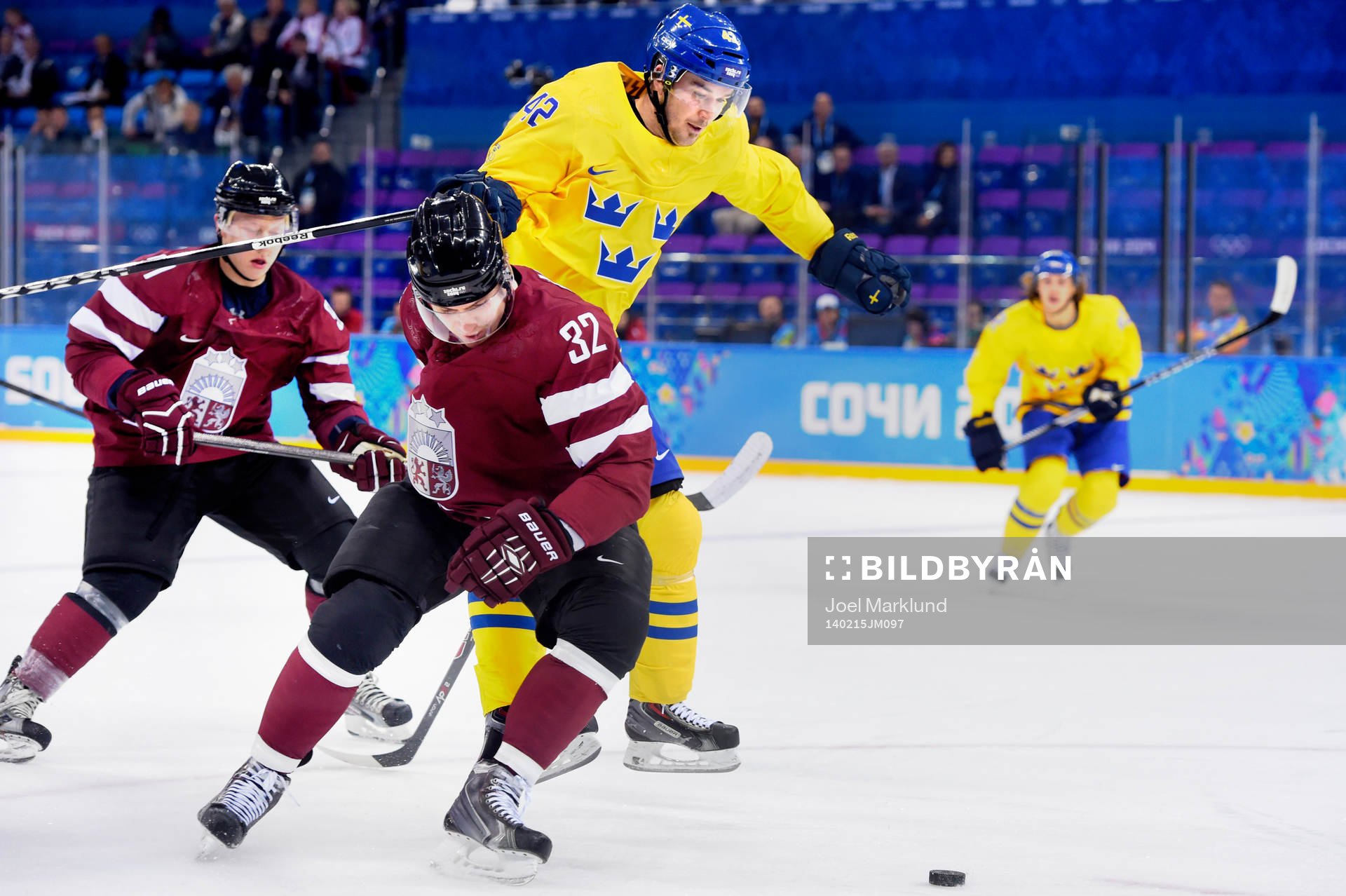 Sveriges Jimmie Ericsson flyger förbi Lettlands Arturs