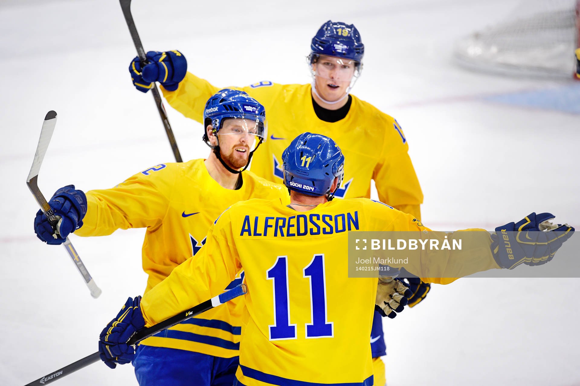 Daniel Alfredsson gratuleras av Daniel Sedin (tv) och