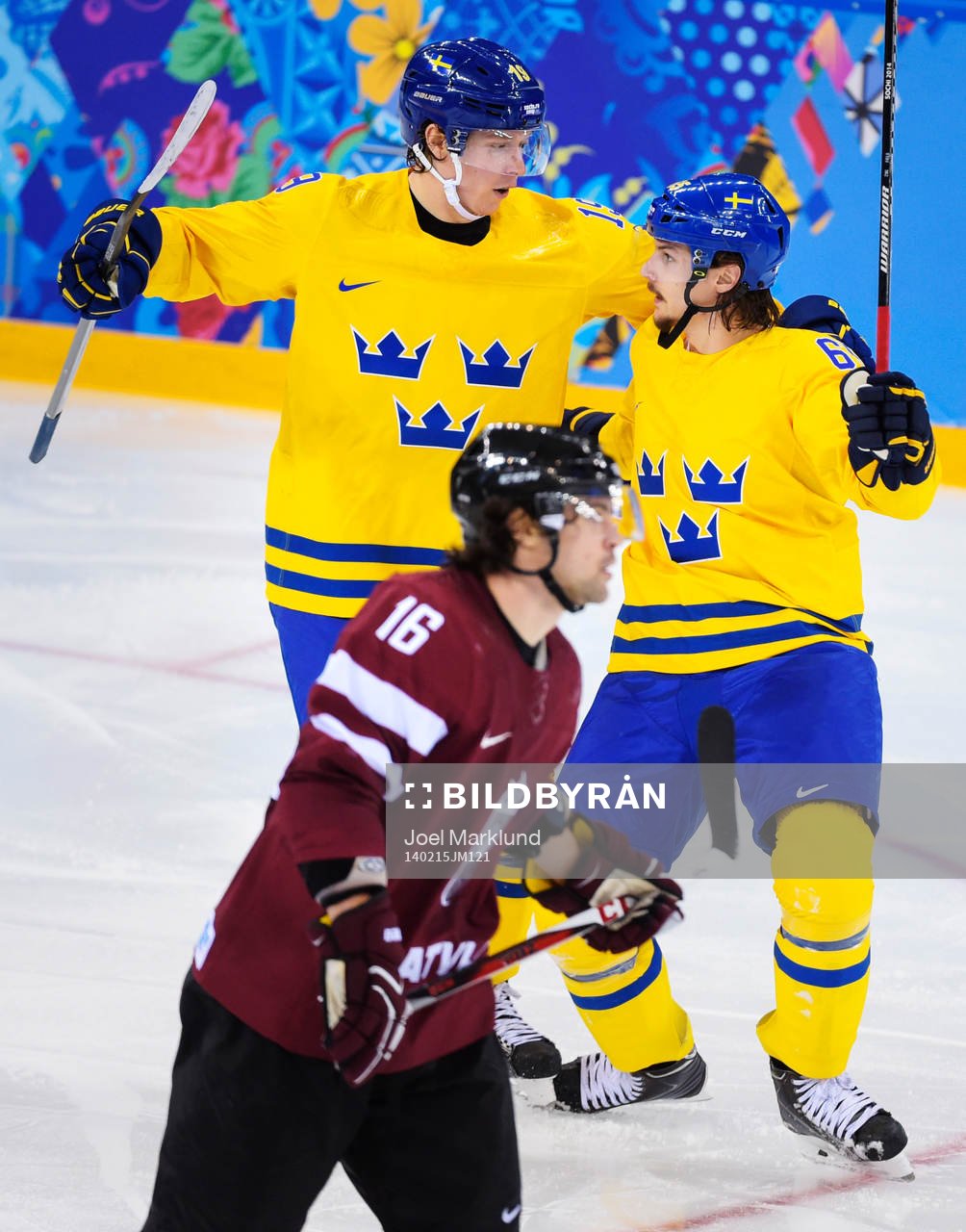 Sveriges Nicklas Bäckström och Erik Karlsson jublar