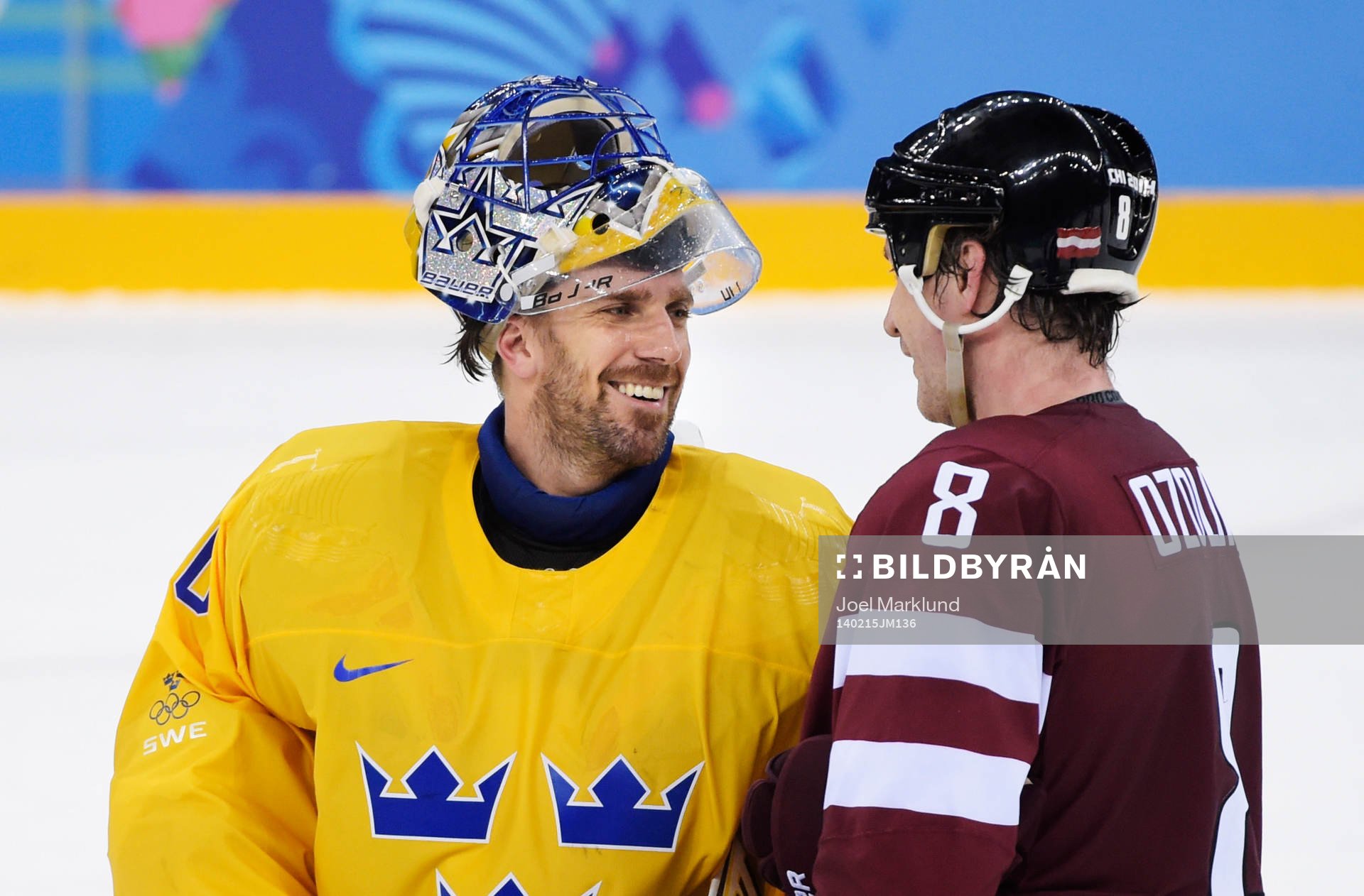 Sveriges målvakt Henrik Lundqvist pratar med Lettlands