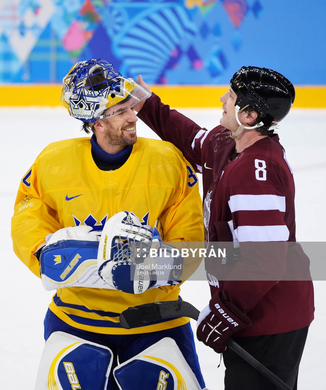 Sveriges målvakt Henrik Lundqvist pratar med Lettlands