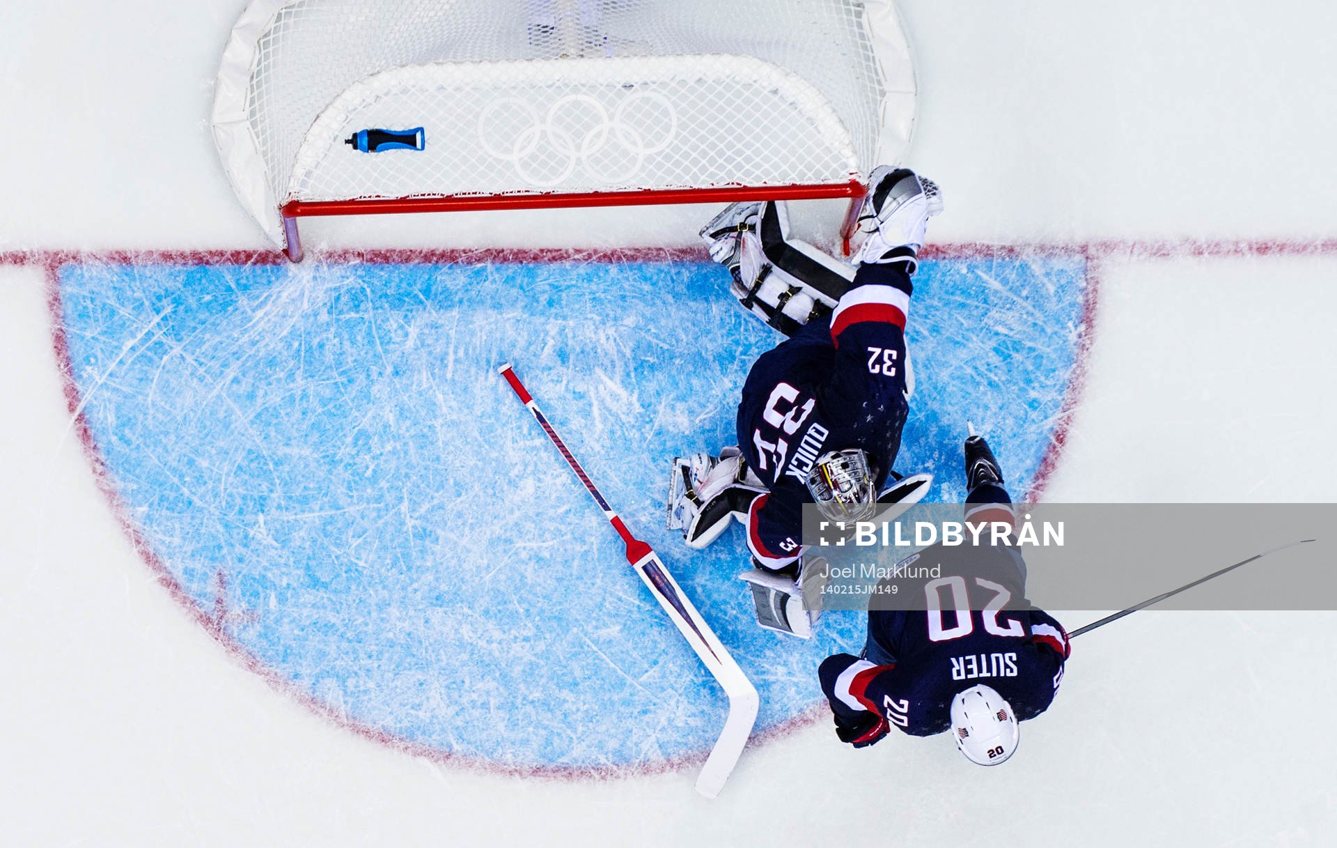 s målvakt Jonathan Quick stöter till stolpen så att