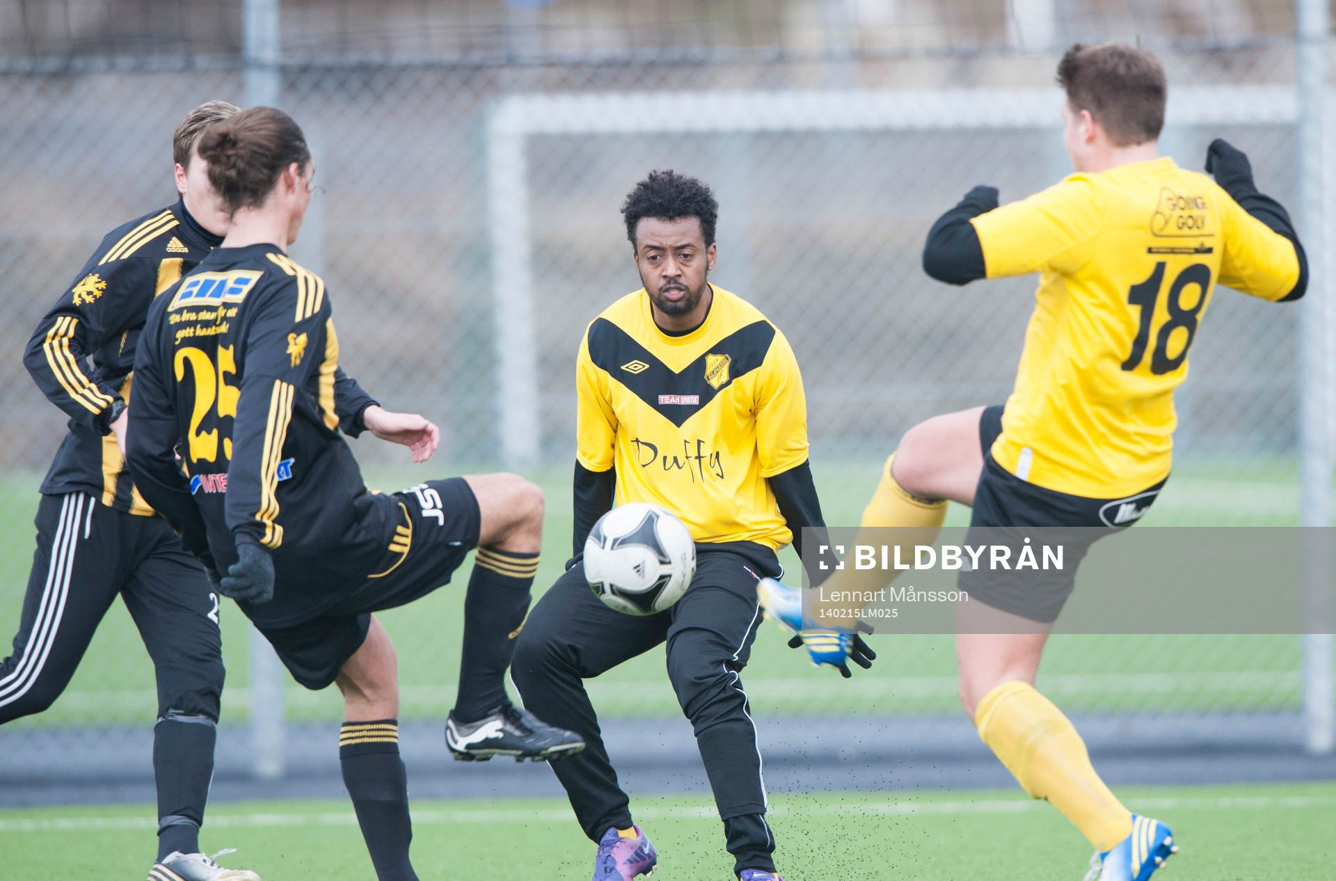 Närkamp i träningsmatchen mellan IFK Hässleholm och