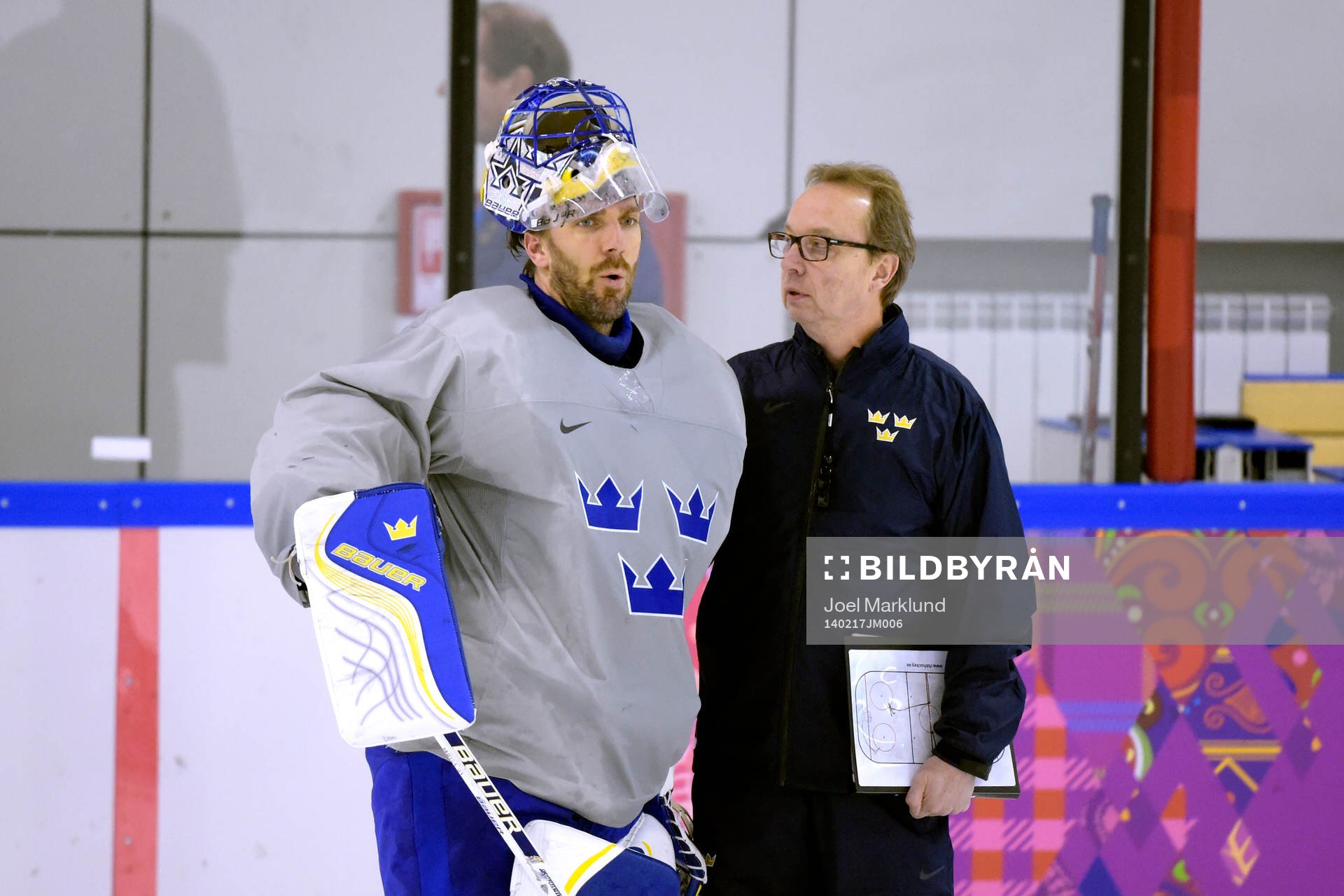 Sveriges målvakt Henrik Lundqvist pratar med Sveriges