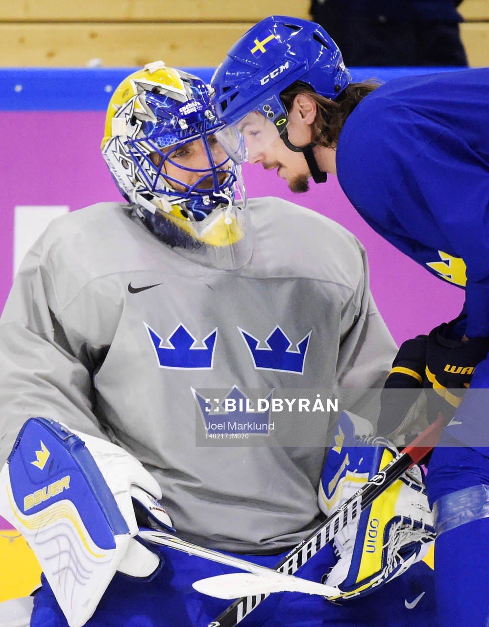 Målvakten Henrik Lundqvist och Erik Karlsson pratar med