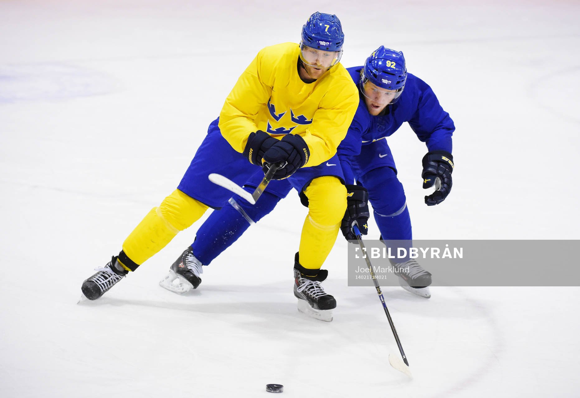 Henrik Tallinder kämpar om pucken mot Gabriel Landeskog