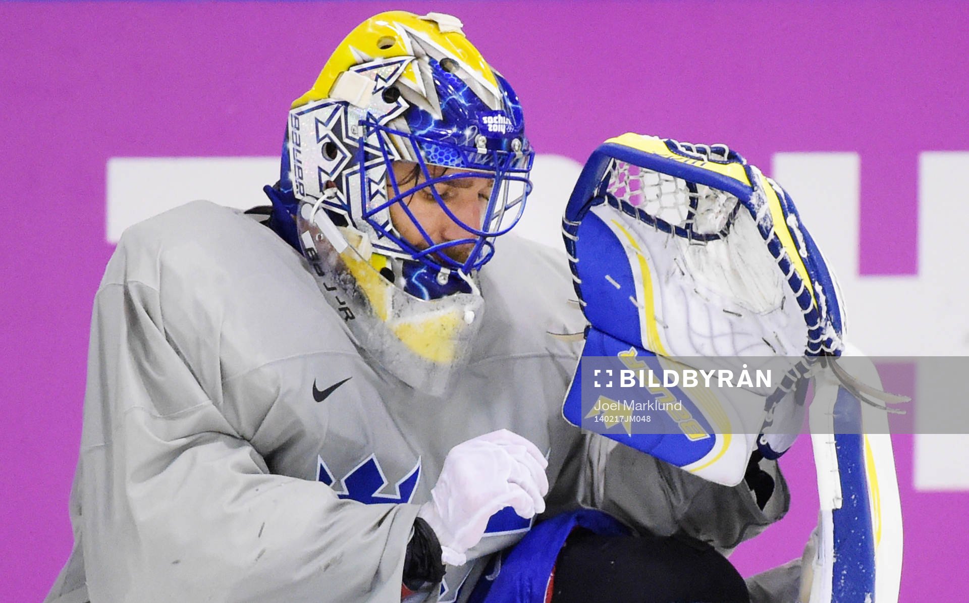 Målvakten Henrik Lundqvist inspekterar sin högra hand