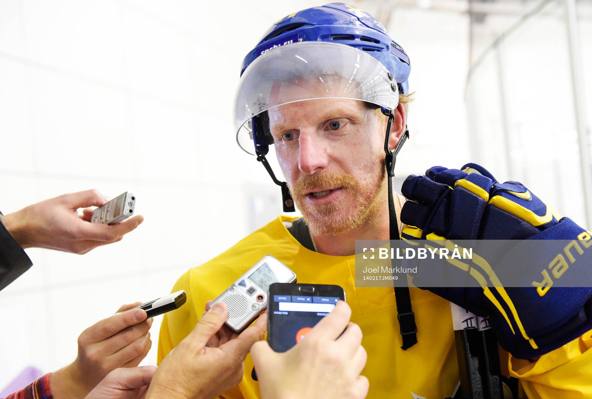 Daniel Alfredsson blir intervjuad av media