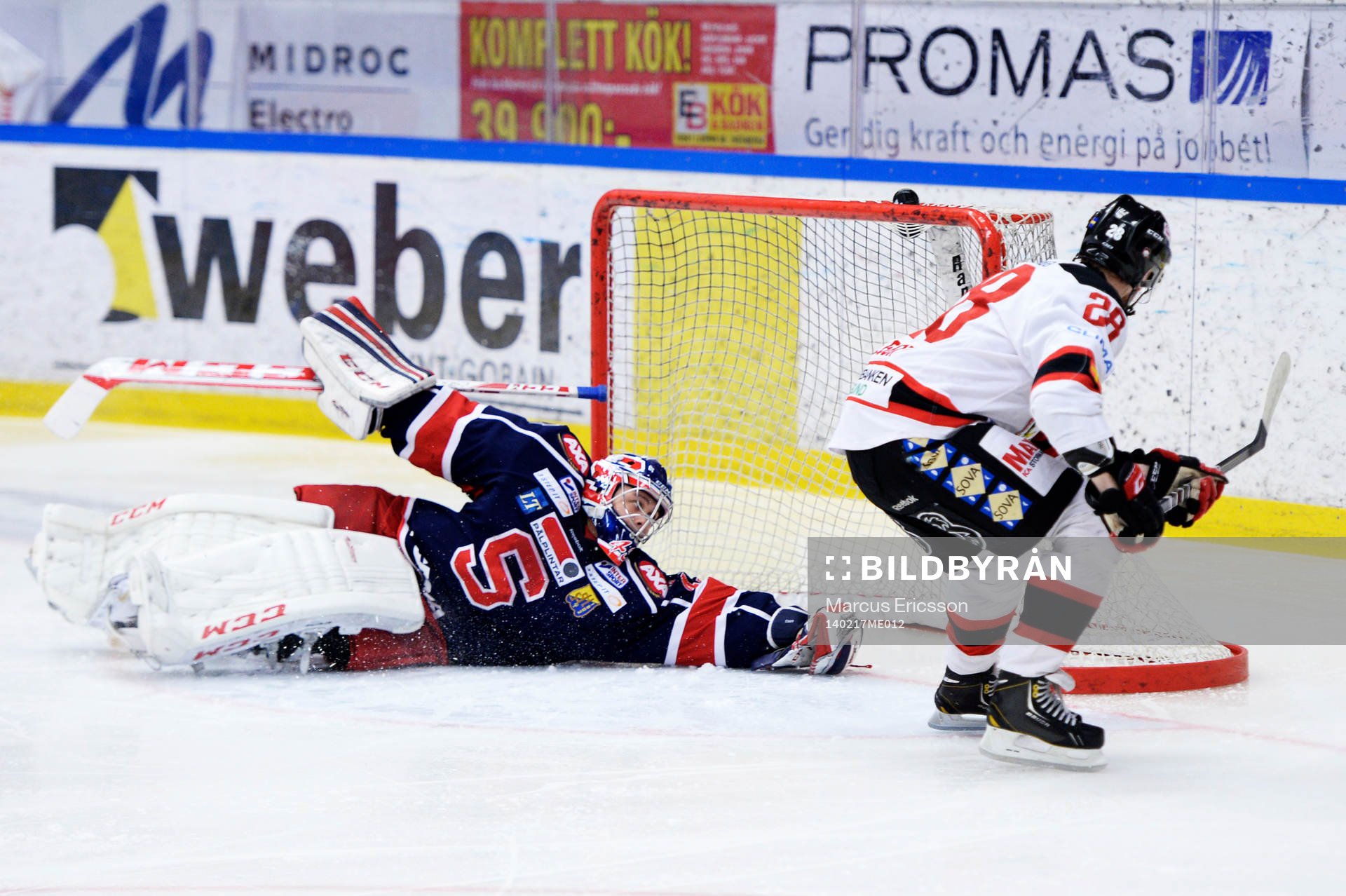 Malmö Redhawks Jens Olsson gör 1-1 bakom  Södertäljes