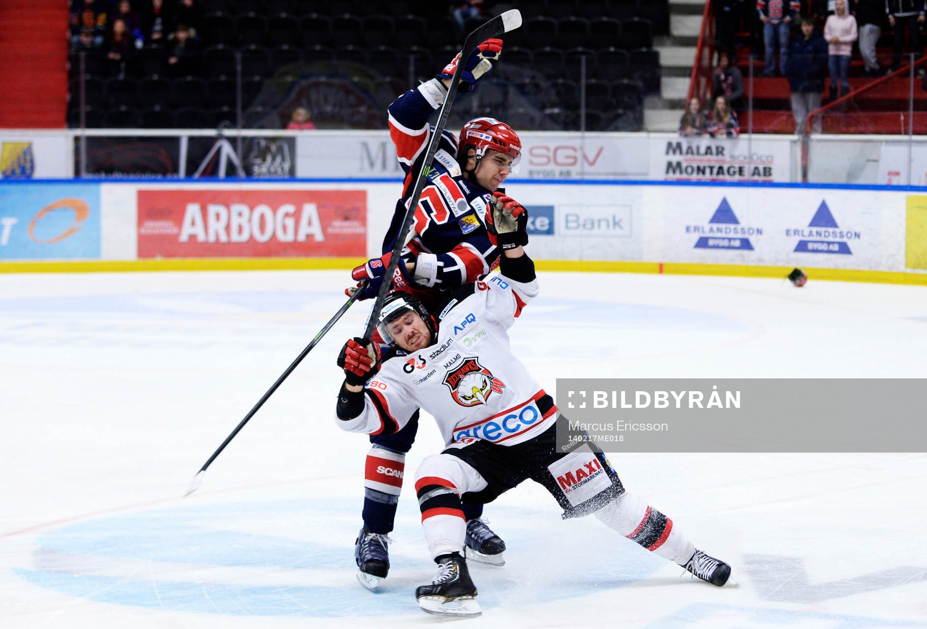 Södertäljes Mike Bergin och Malmö Redhawks Mattias