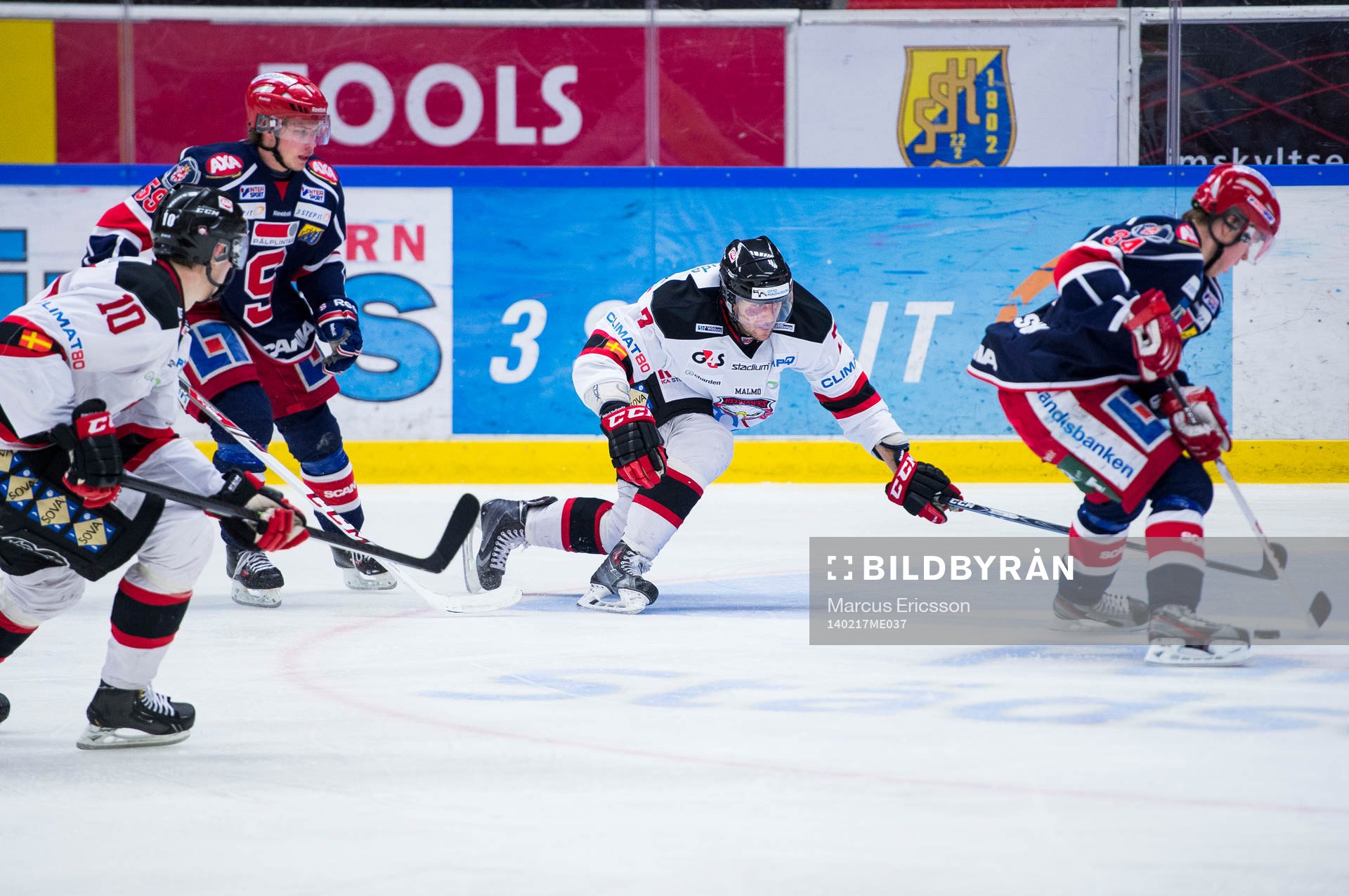 Malmö Redhawks Brian Ihnacak jagar puck