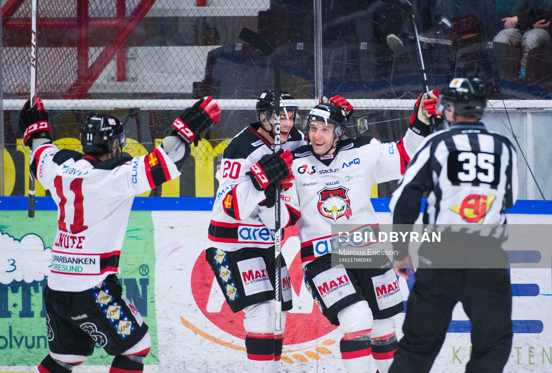 Malmö Redhawks Joey Tenute och Henrik Hetta kramar om
