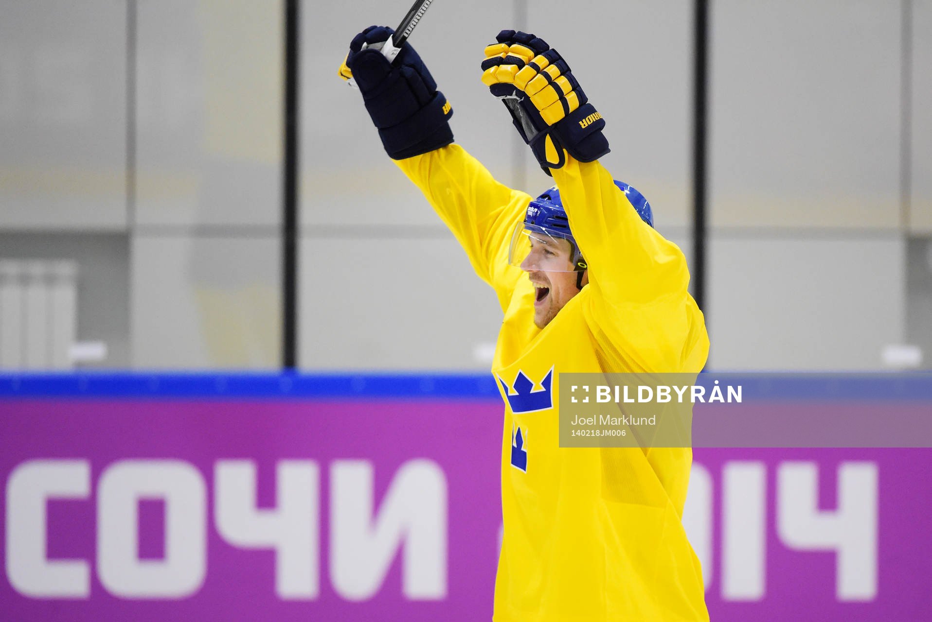 Patrik Berglund jublar på Sveriges ishockeylandslags