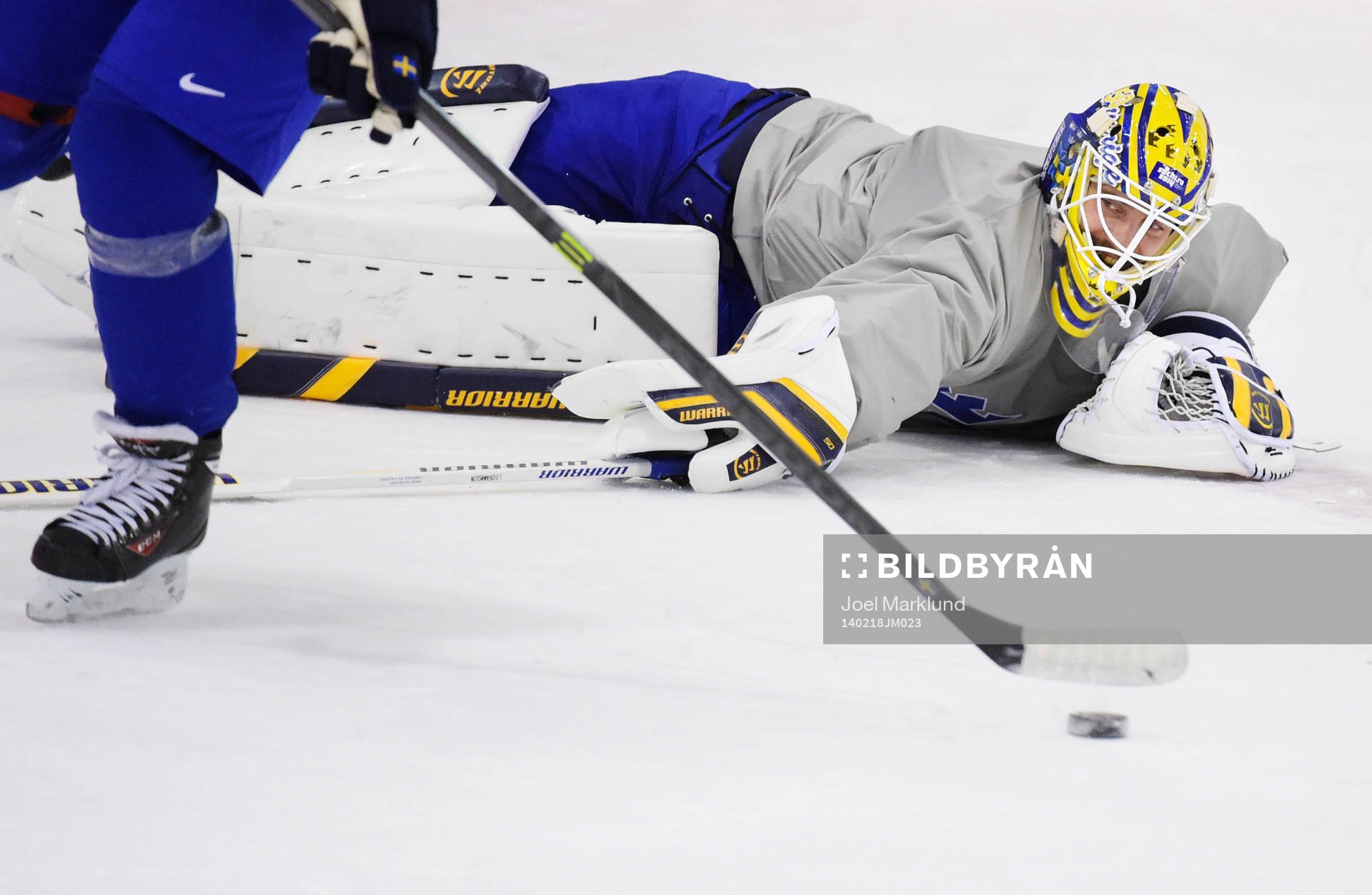 Målvakten Jonas Gustavsson sträcker sig