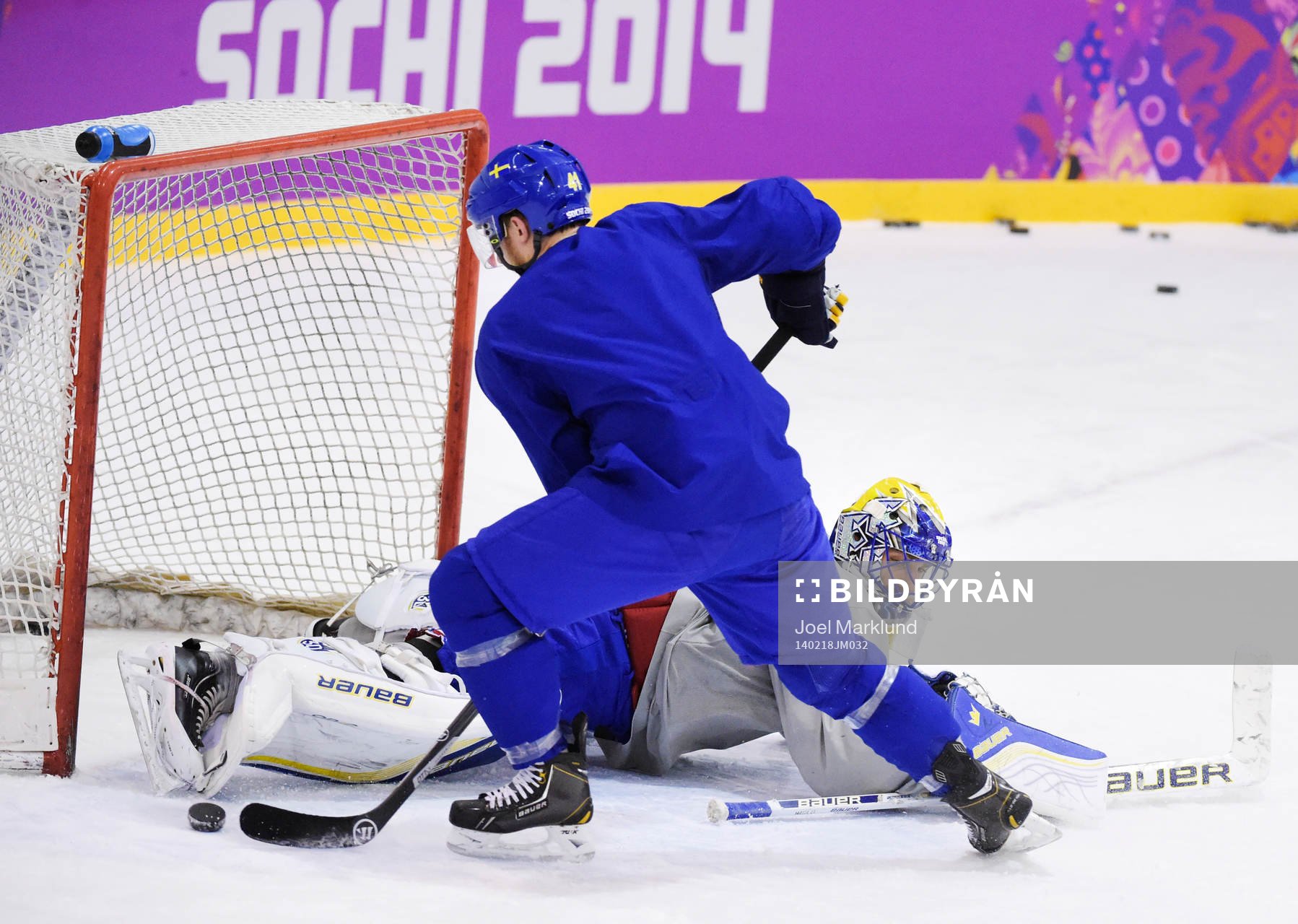 Gustav Nyquist skjuter en straff mot målvakten Henrik