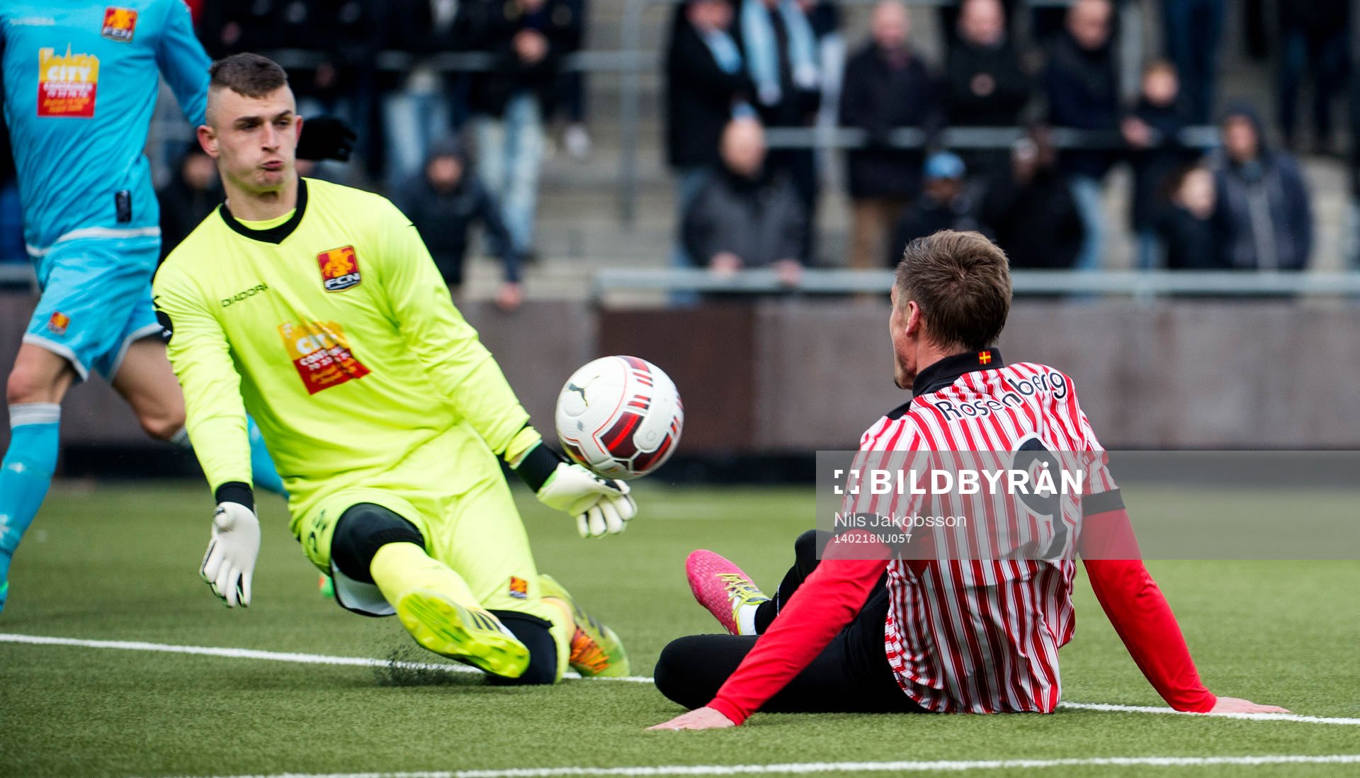 Malmös Markus Rosenberg skjuter på målvakten