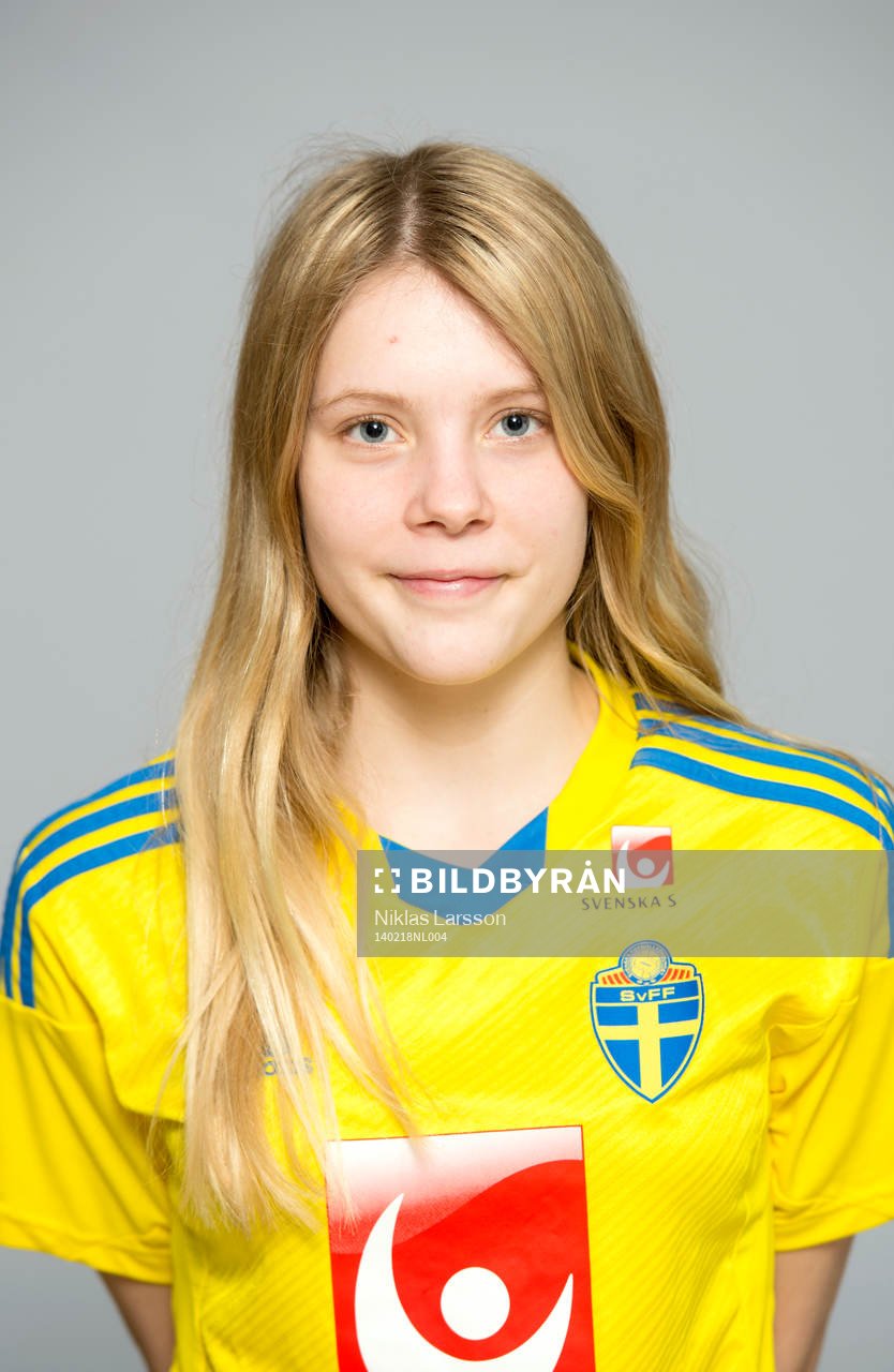 Ronja Fröberg  under en porträttfotografering av det svenska F17 landslaget i fotboll den 18 februari 2014 i Stockholm.