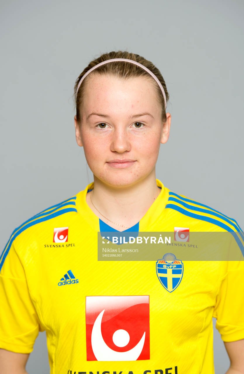 Elin Åkerman  under en porträttfotografering av det svenska F17 landslaget i fotboll den 18 februari 2014 i Stockholm.