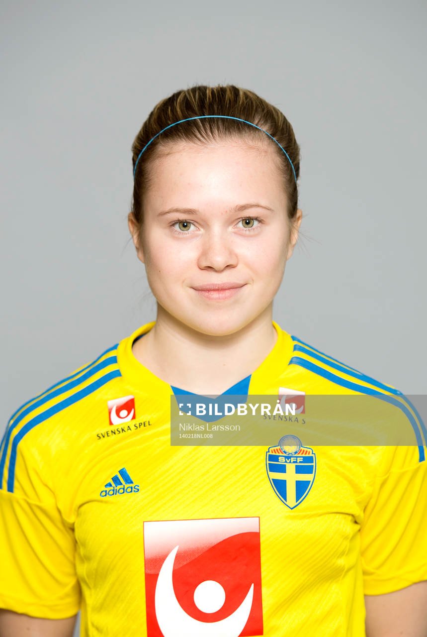 Alice Jonsson  under en porträttfotografering av det svenska F17 landslaget i fotboll den 18 februari 2014 i Stockholm.