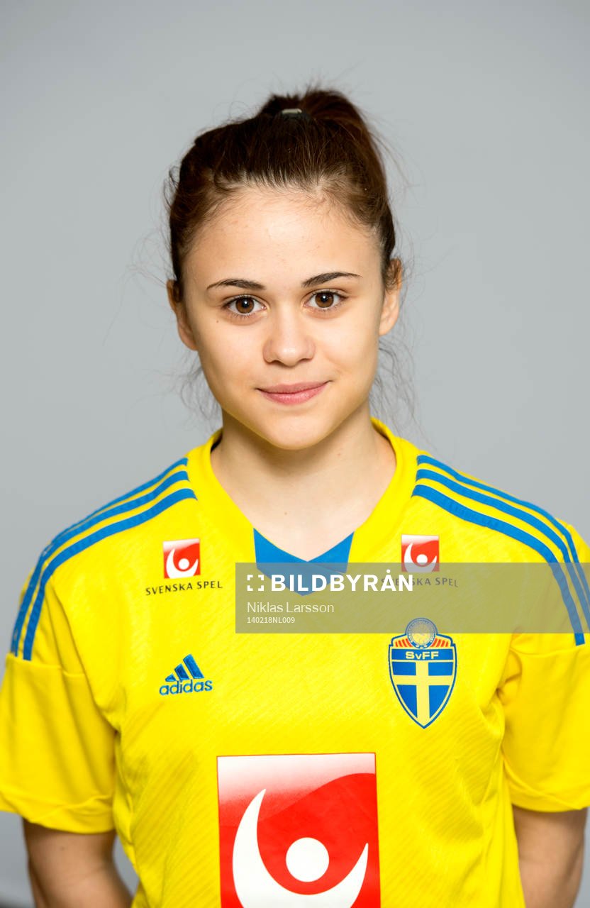 Amna Lihovic  under en porträttfotografering av det svenska F17 landslaget i fotboll den 18 februari 2014 i Stockholm.