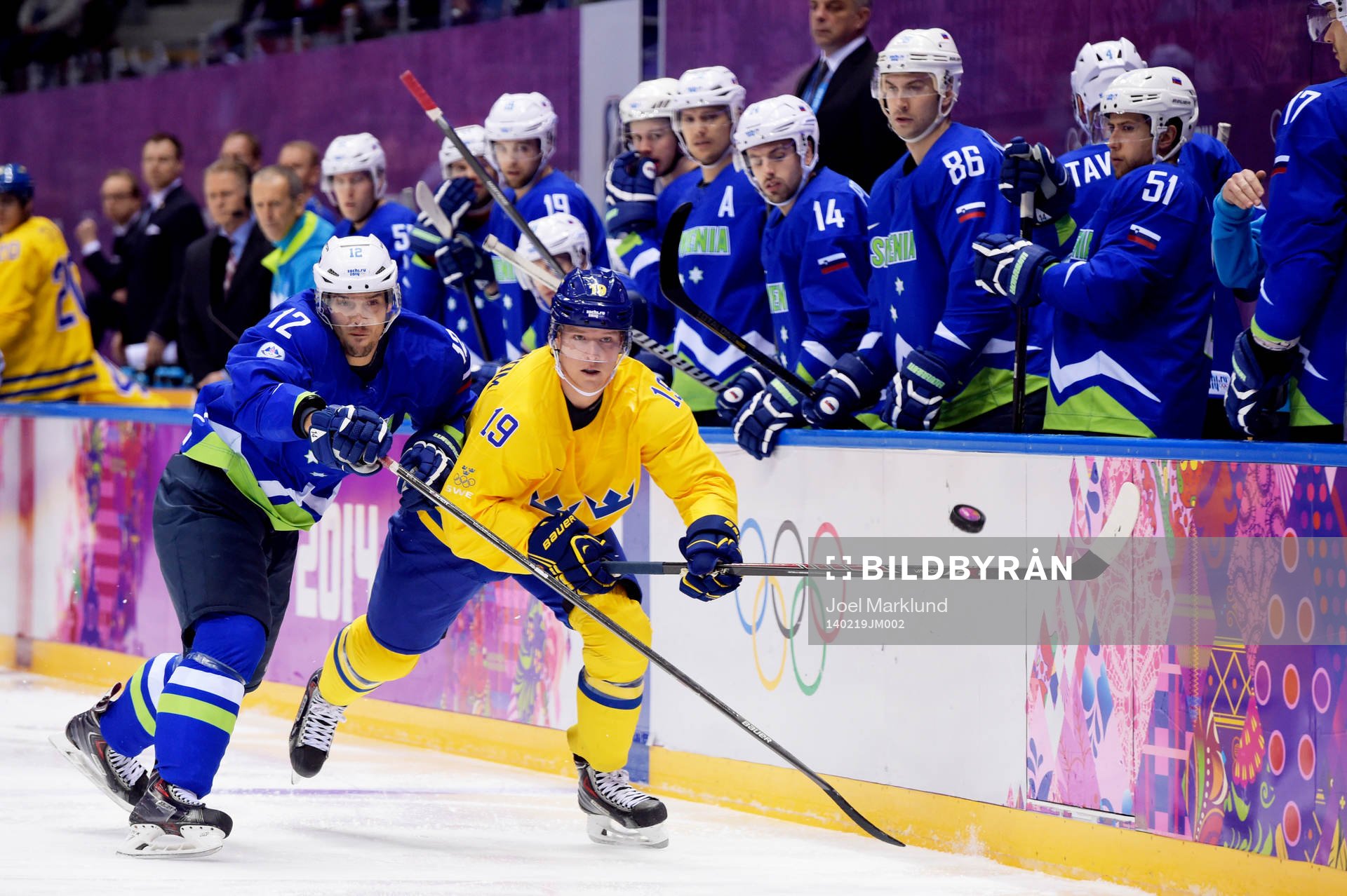 Sveriges Nicklas Bäckström kämpar för pucken med