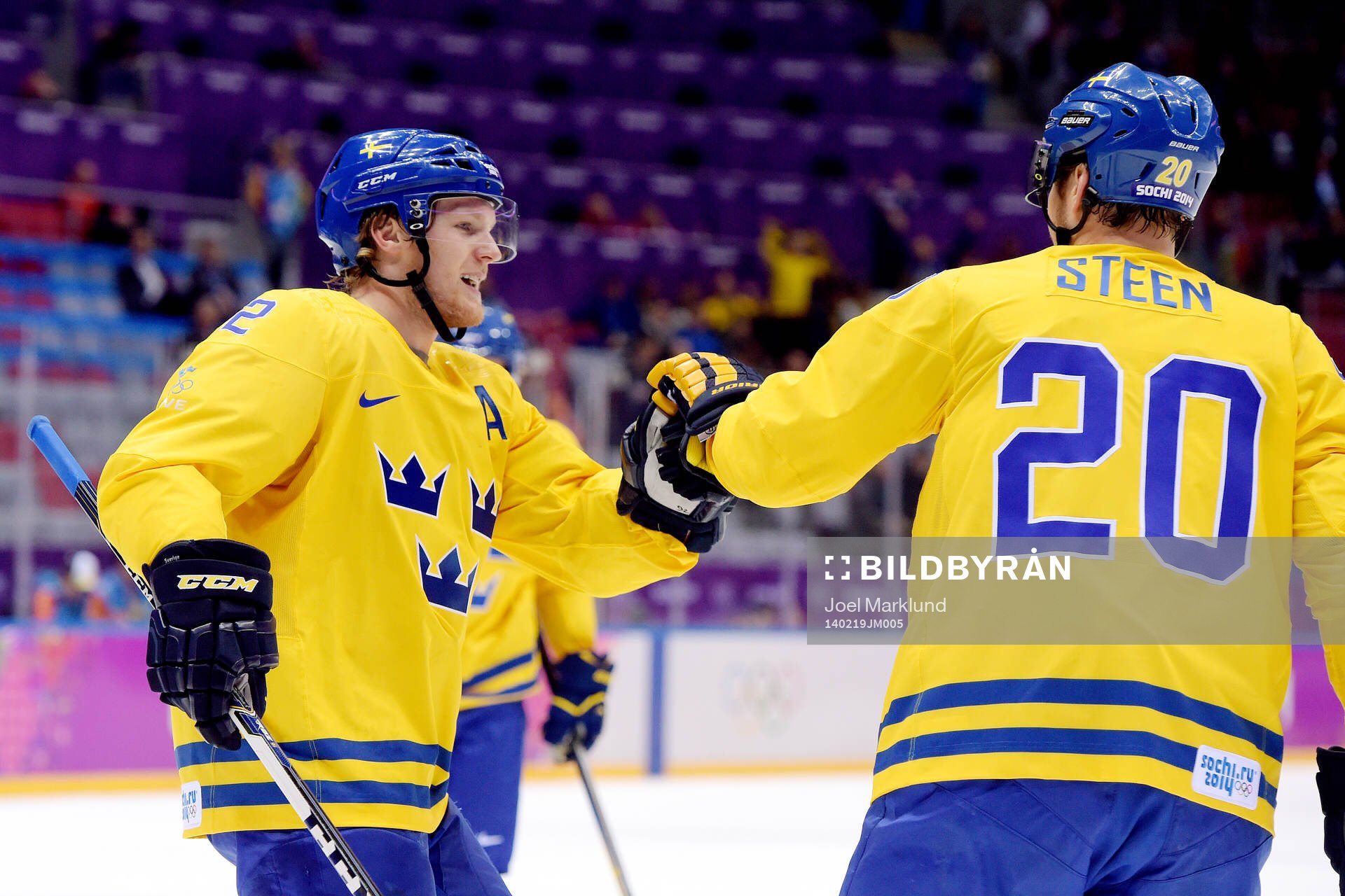 Sveriges Gabriel Landeskog gratulerar Sveriges Alexander