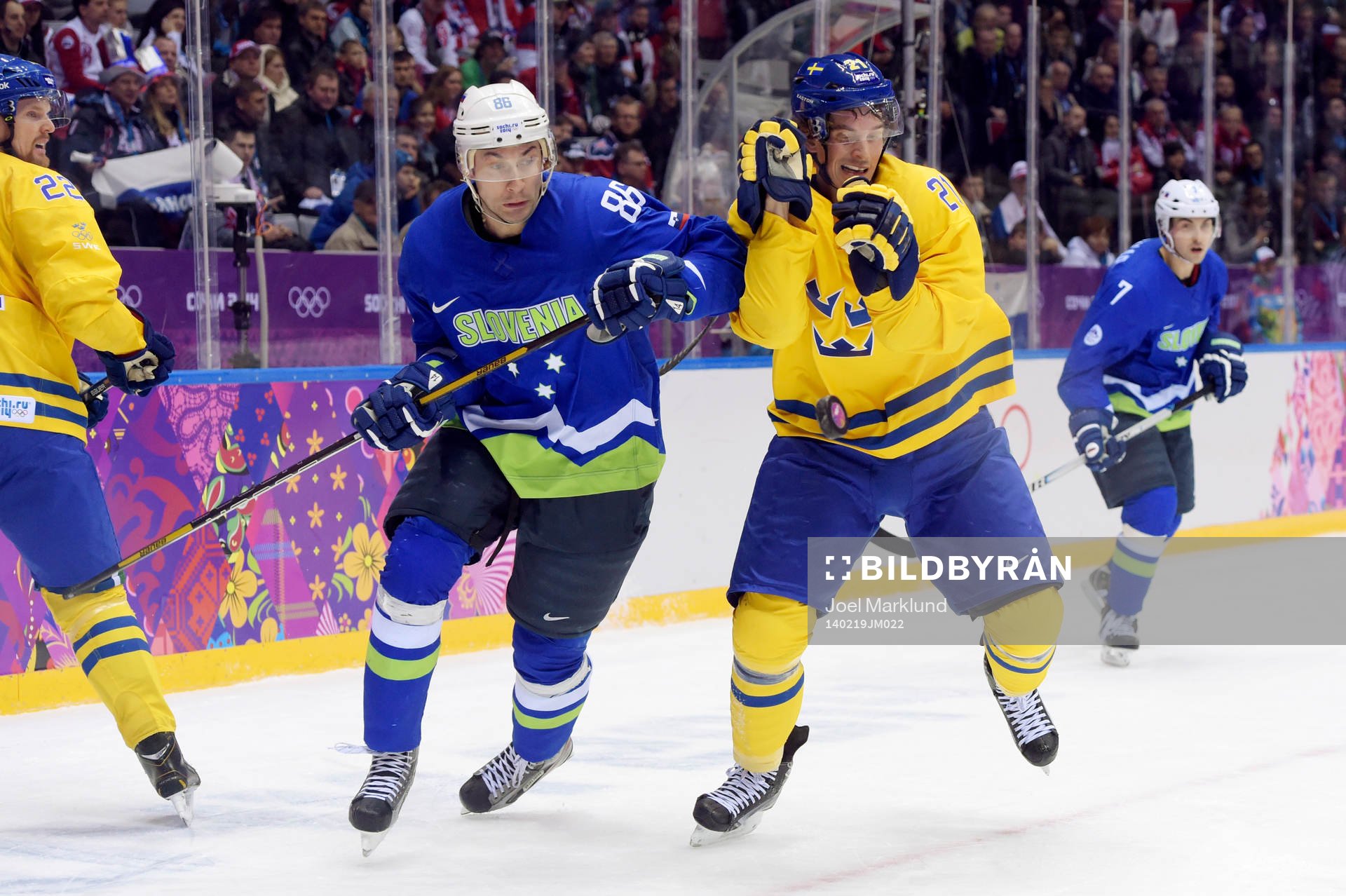 Sloveniens Sabahudin Kovacevic och Sveriges Loui Eriksson