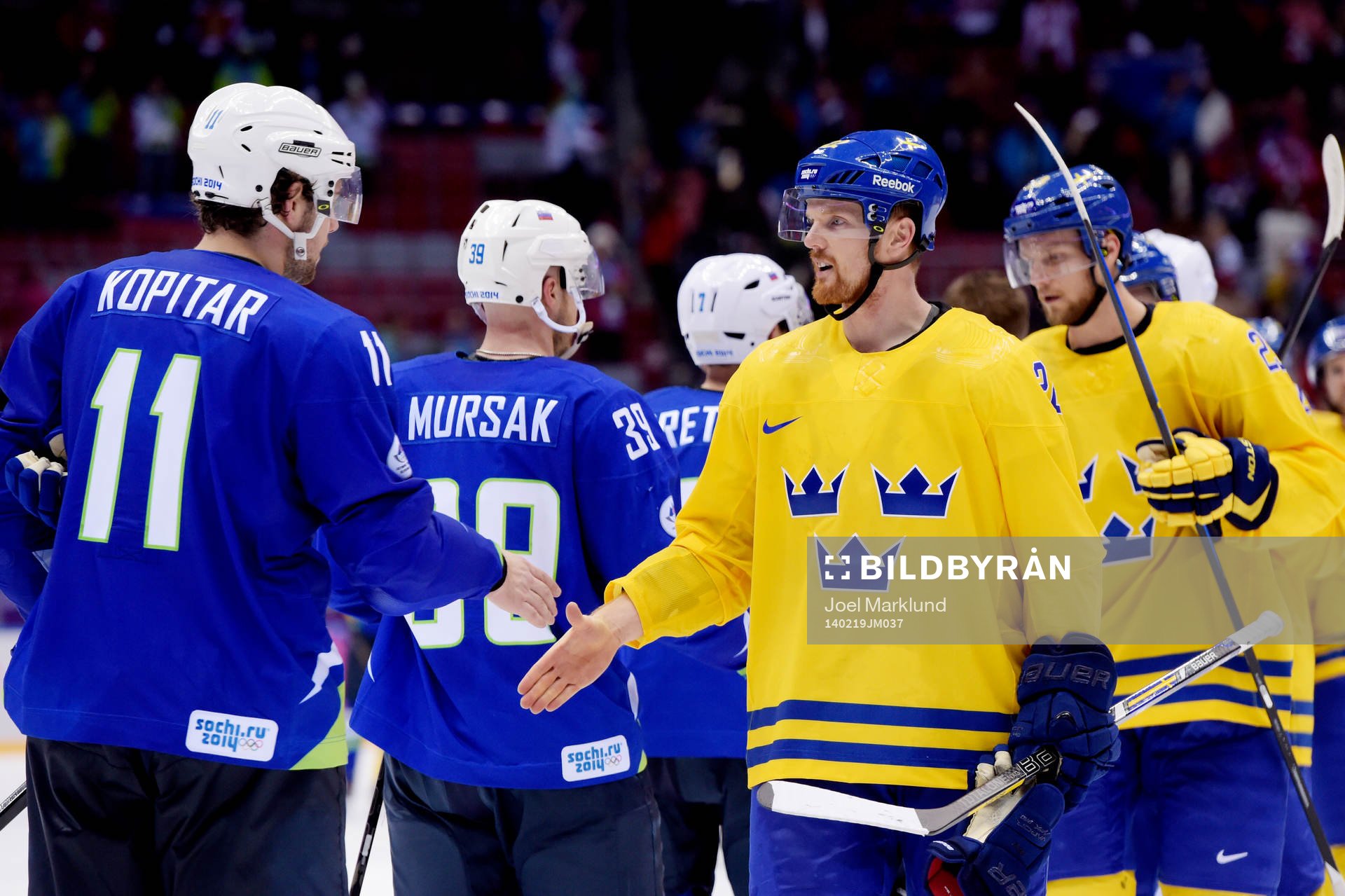 Sveriges Daniel Sedin och Sloveniens Anze Kopitar tackar