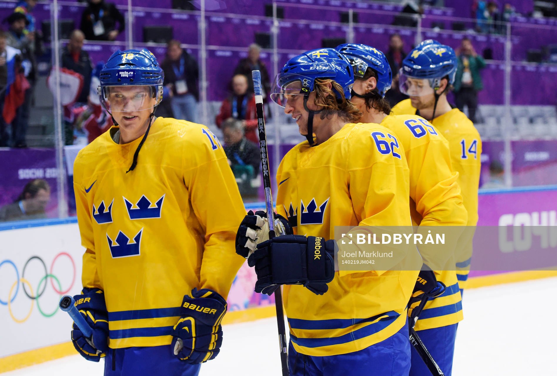Sveriges Jakob Silfverberg och Carl Hagelin lämnar isen