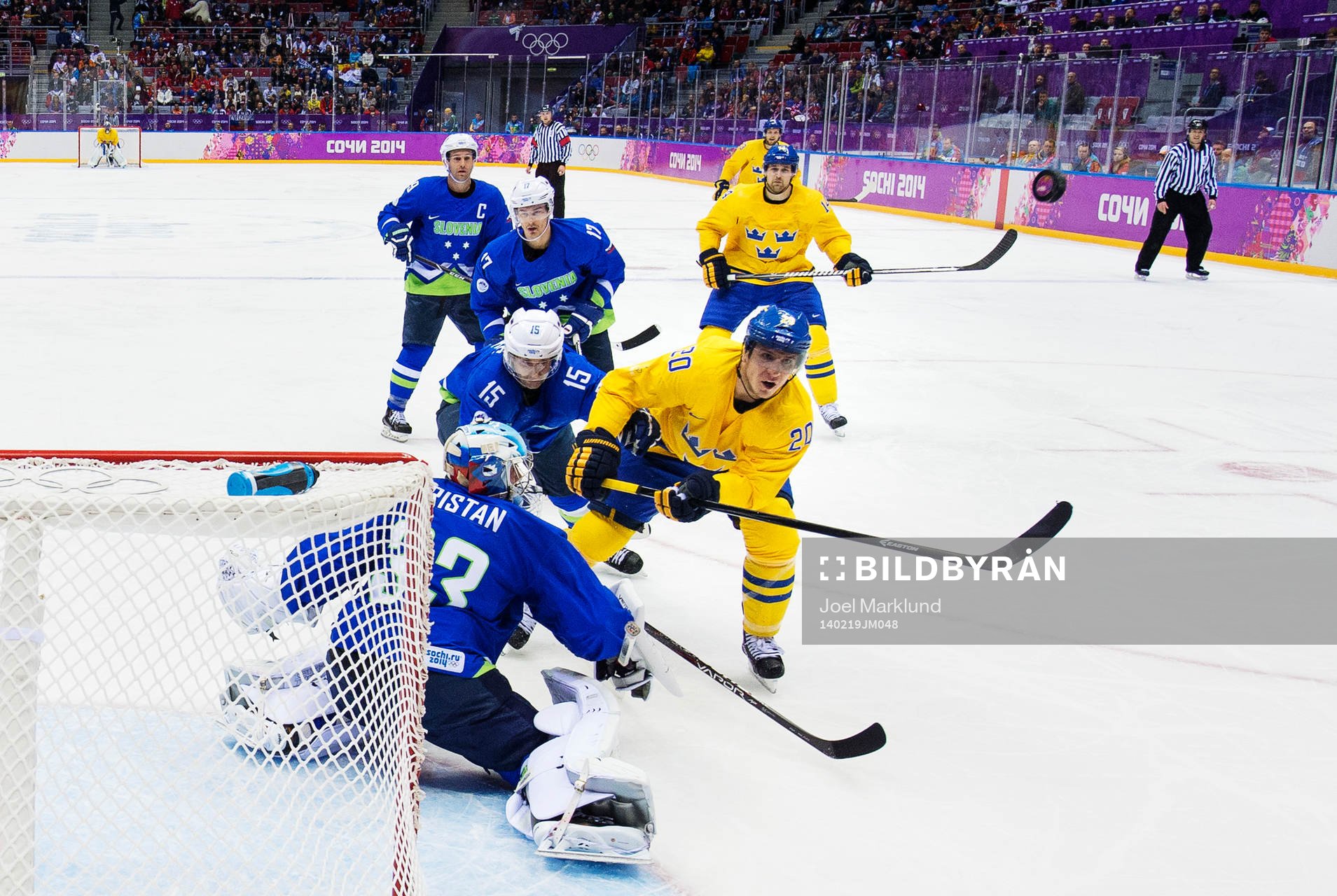 Sveriges Alexander Steen oroar framför Sloveniens målvakt