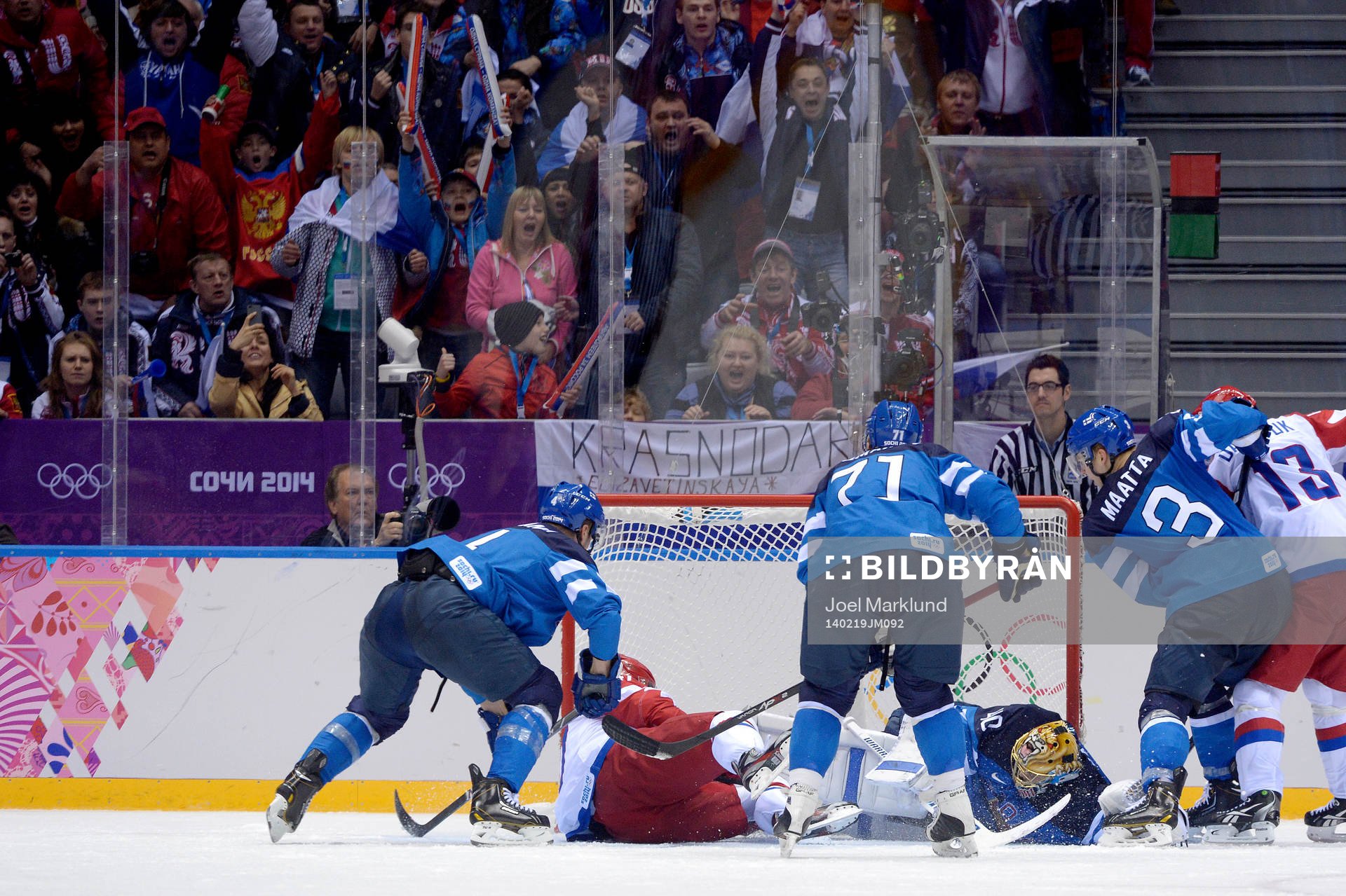 Finlands målvakt Kari Lehtonen räddar en puck från