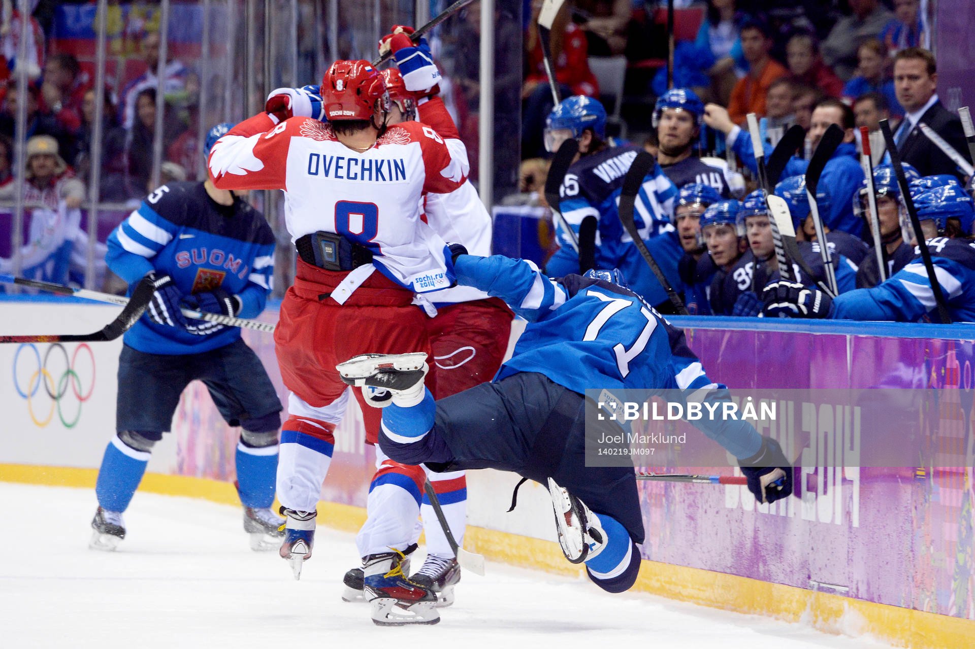 Rysslands Alexander Ovechkin tacklar Finlands Leo Komarov
