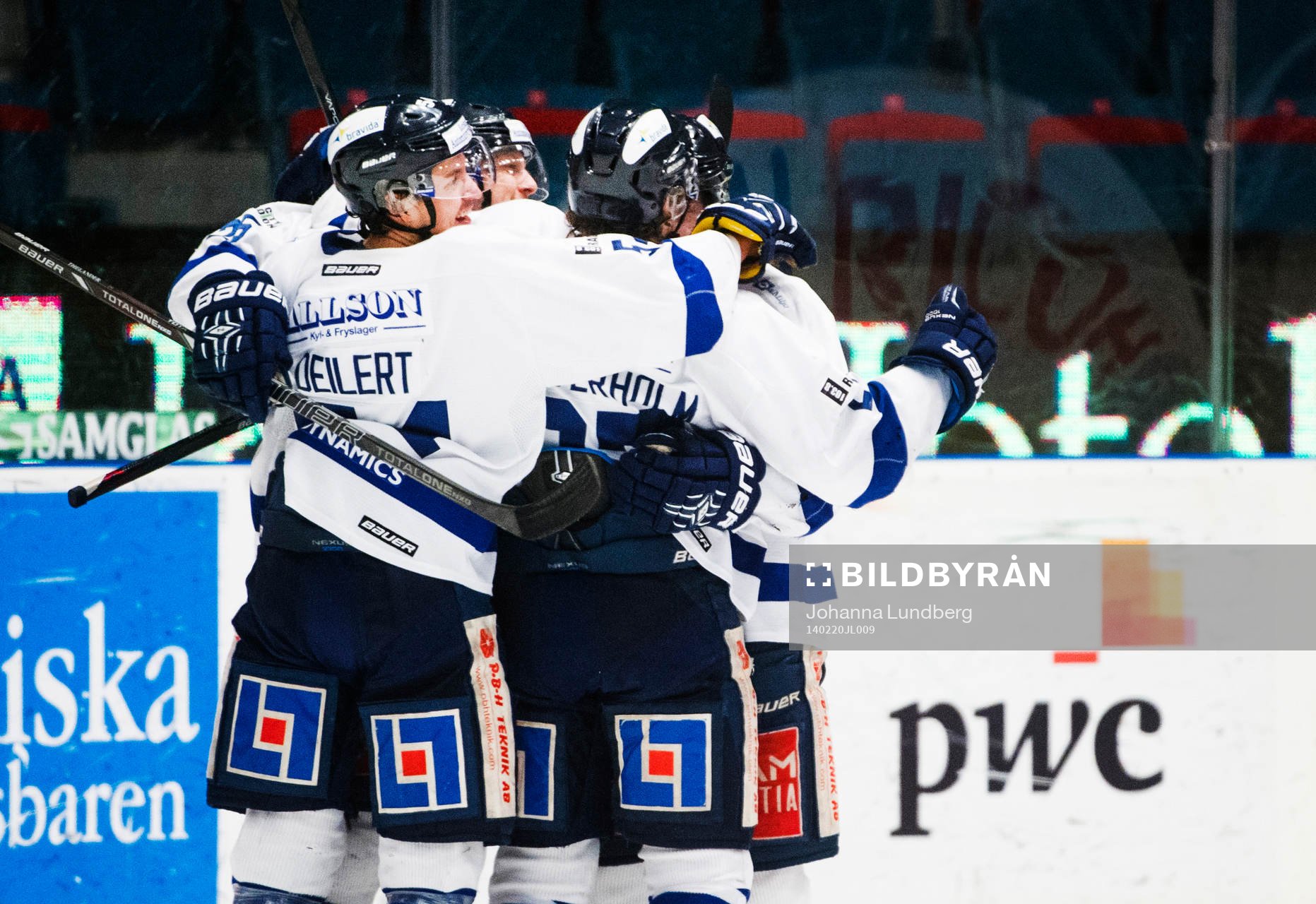 Karlskogas spelare jublar