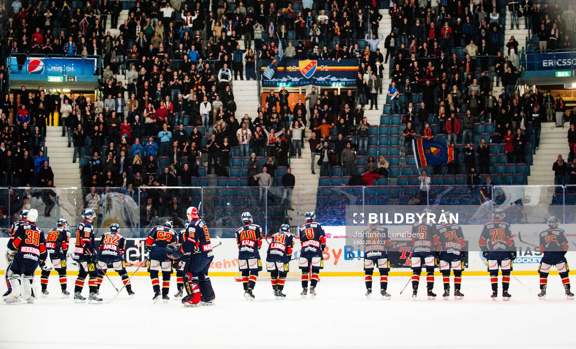 Djurgårdens spelare jublar  med publiken