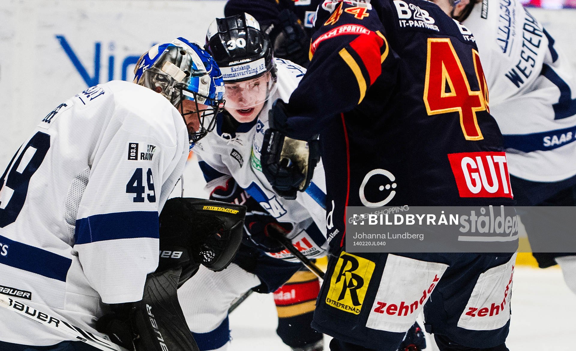 Karlskogas Viktor Lang har koll på pucken framför