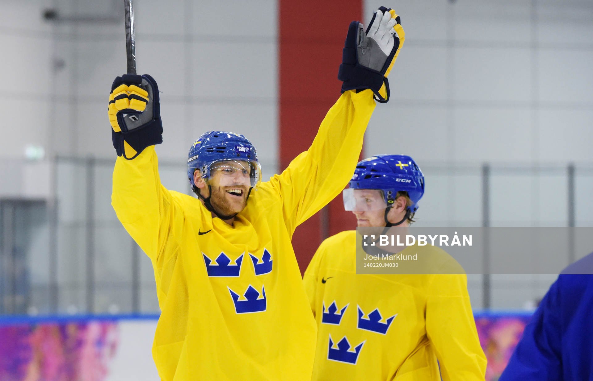 Henrik Tallinder jublar på Sveriges ishockeylandslags