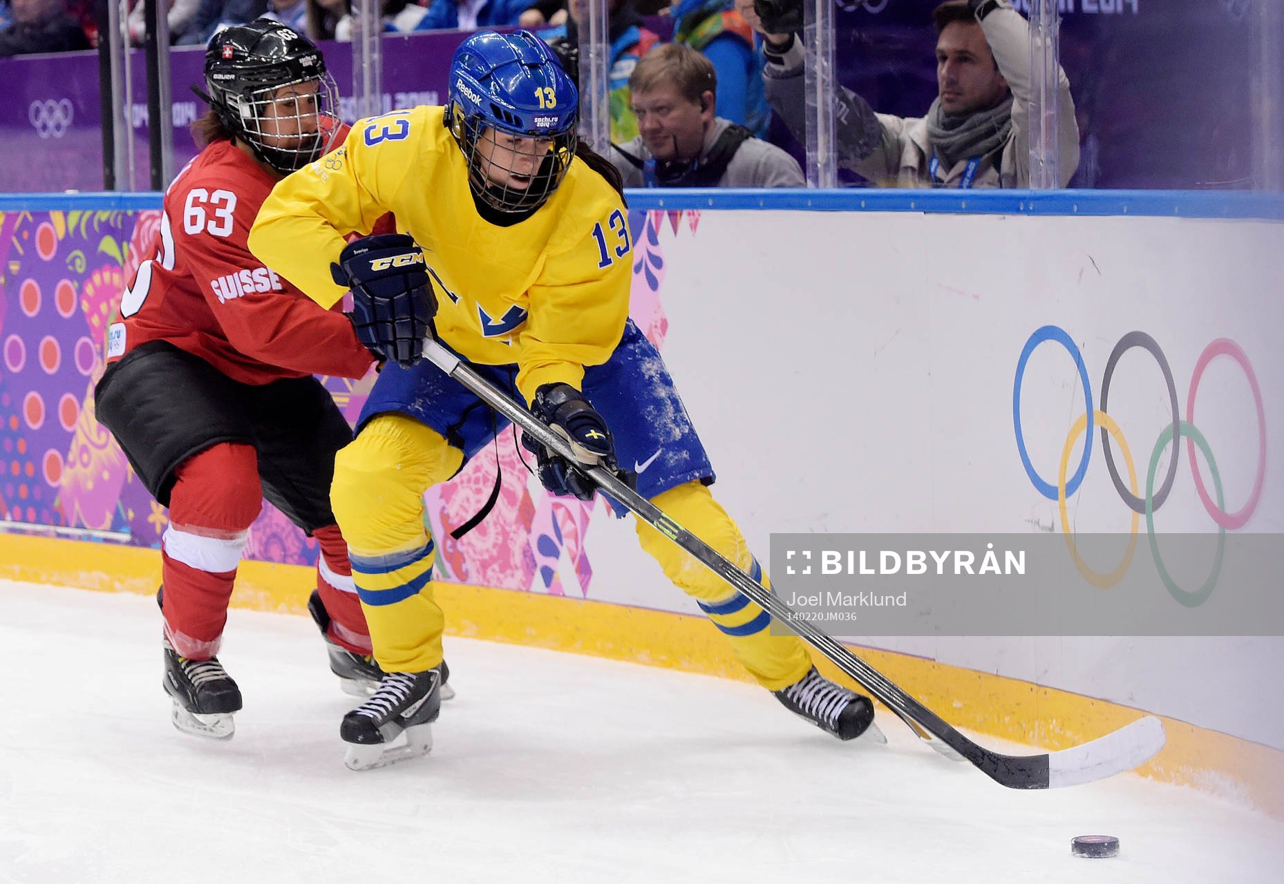 Schweiz Anja Stiefel kämpar för pucken med Sveriges Lina